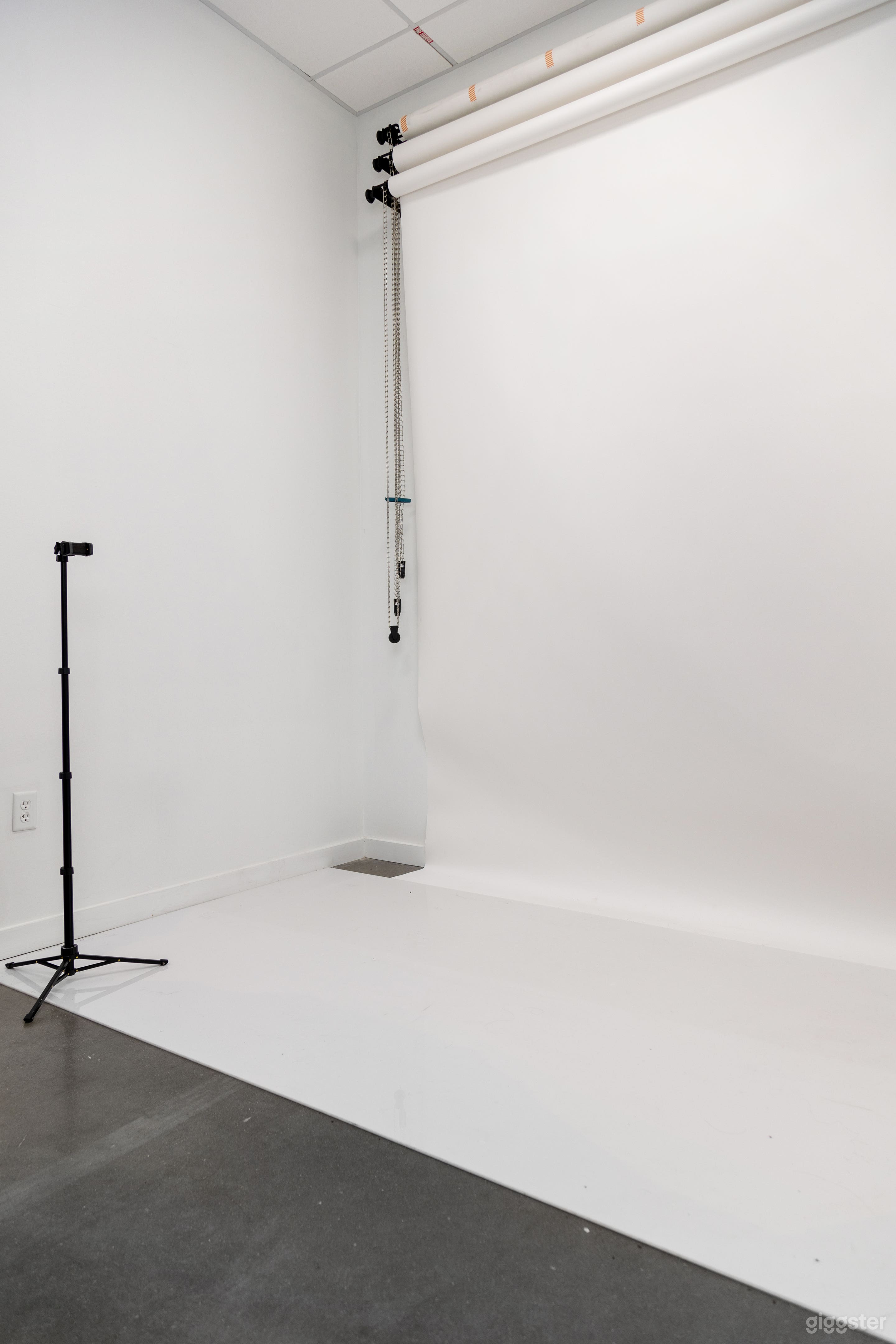  Downtown Studio with Floor to Ceiling Windows Photo 4