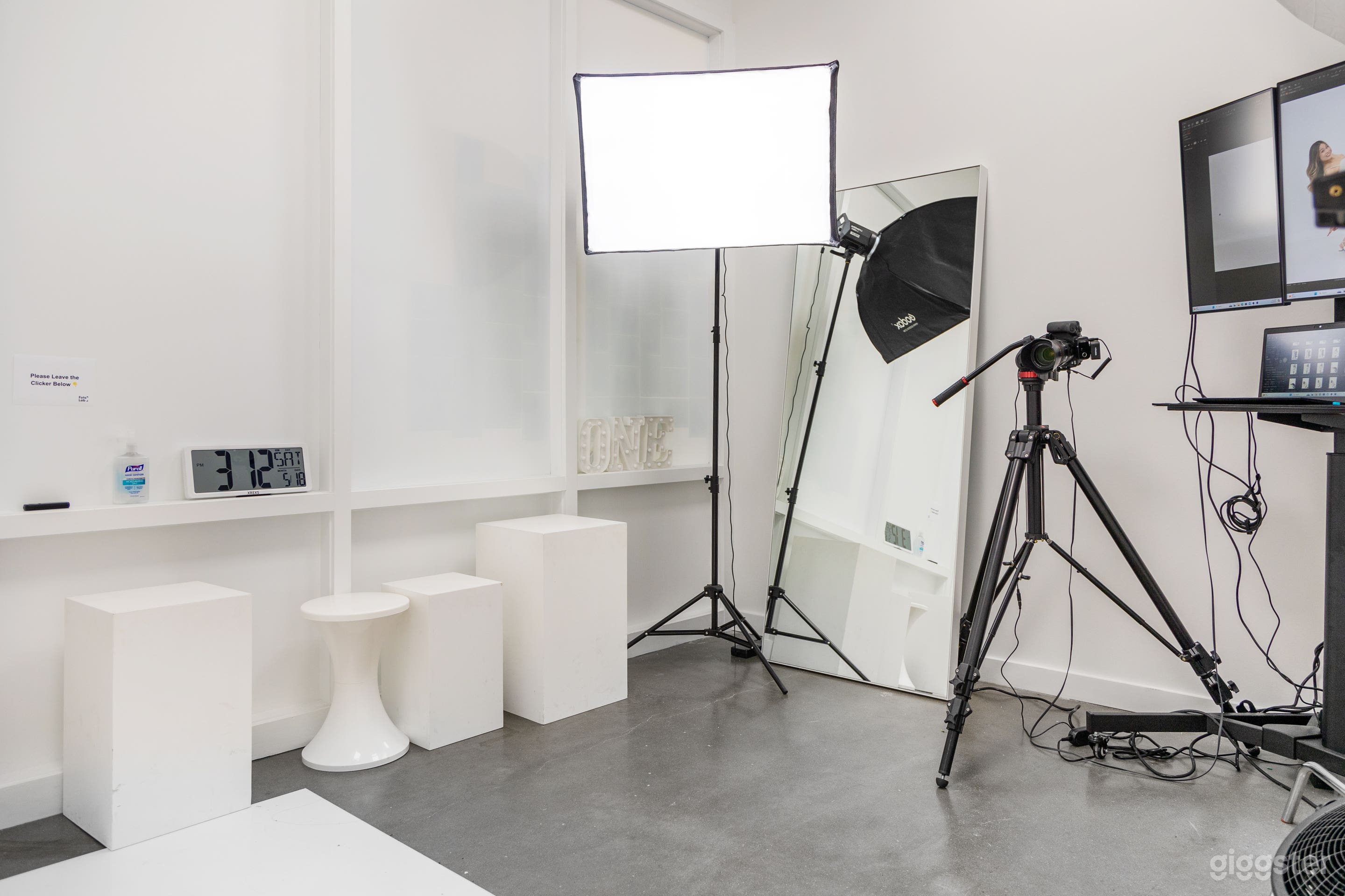  Downtown Studio with Floor to Ceiling Windows Photo 3