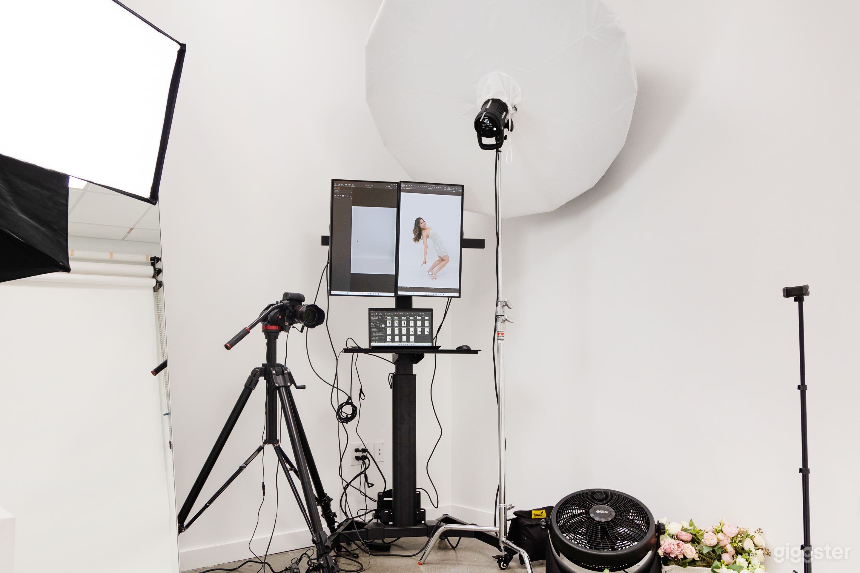  Downtown Studio with Floor to Ceiling Windows Photo 2