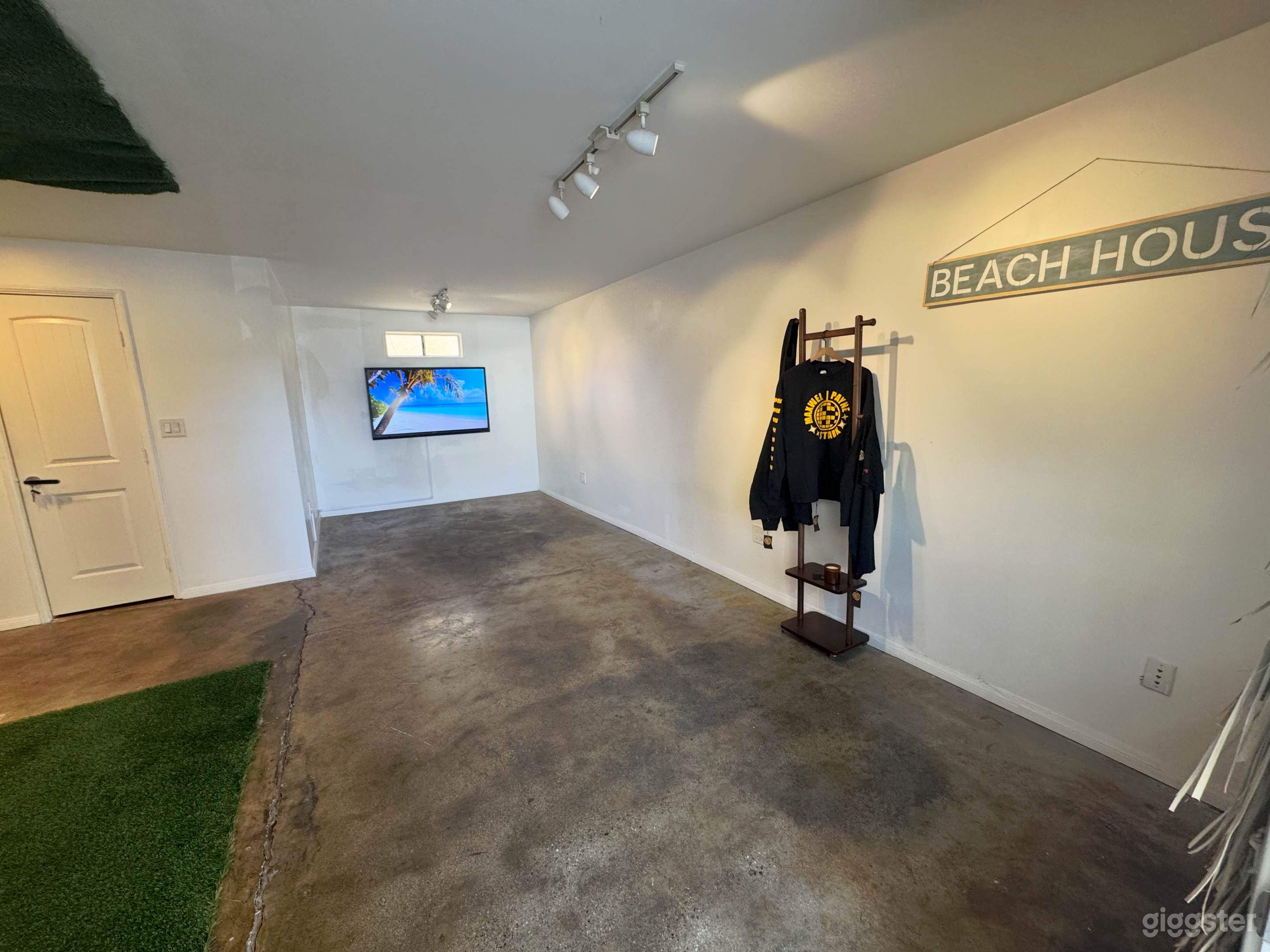 Prime Location Beach Themed Oasis Pop Up Studio Space Photo 4