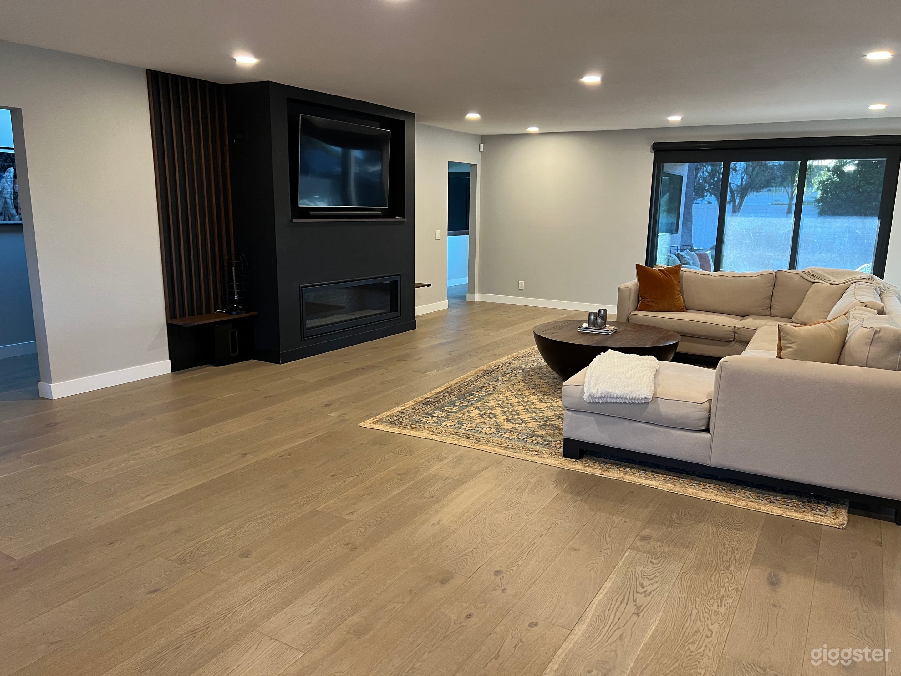 Mid century Modern Encino Hills home Photo 4