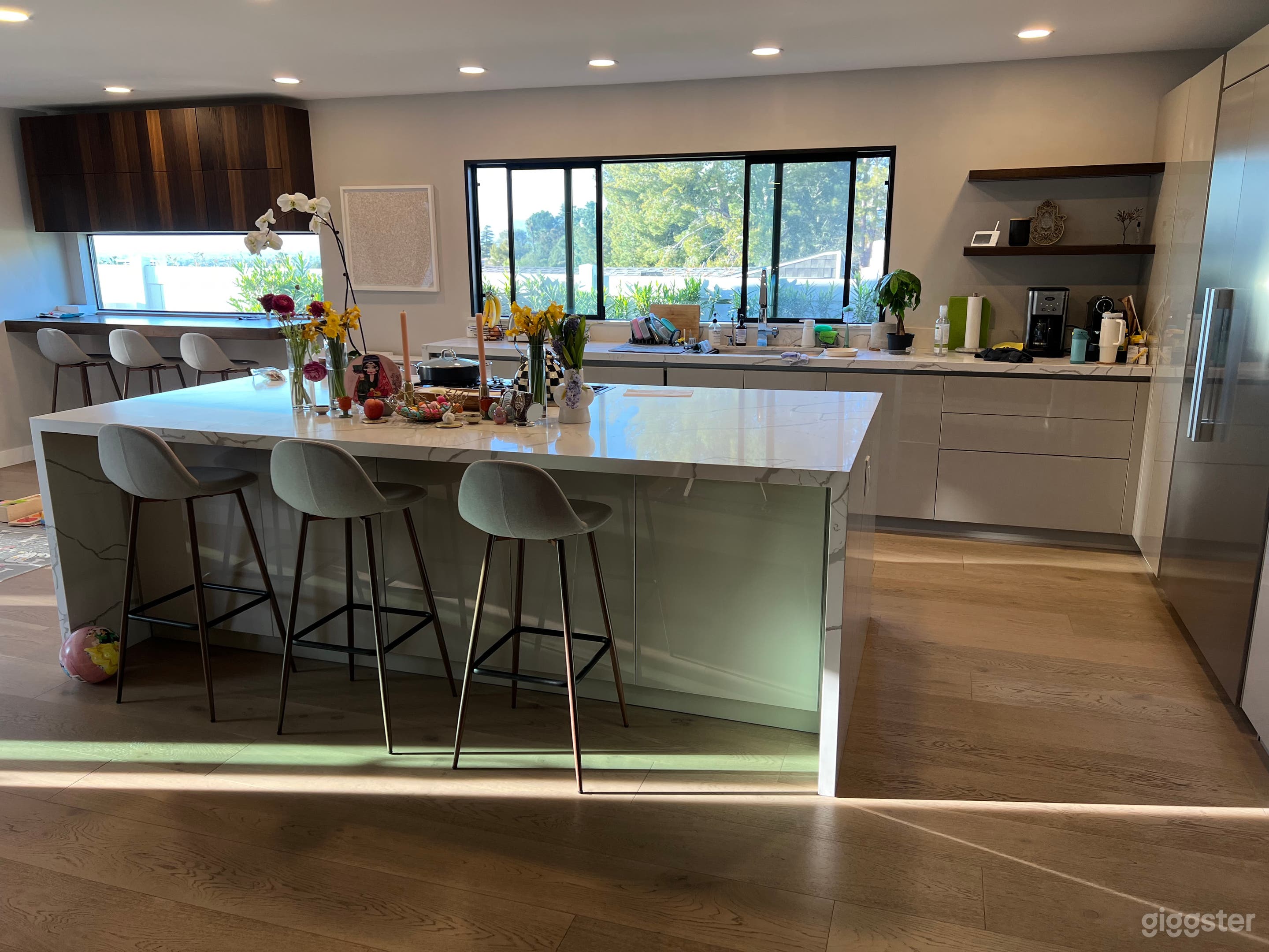 Mid century Modern Encino Hills home Photo 3