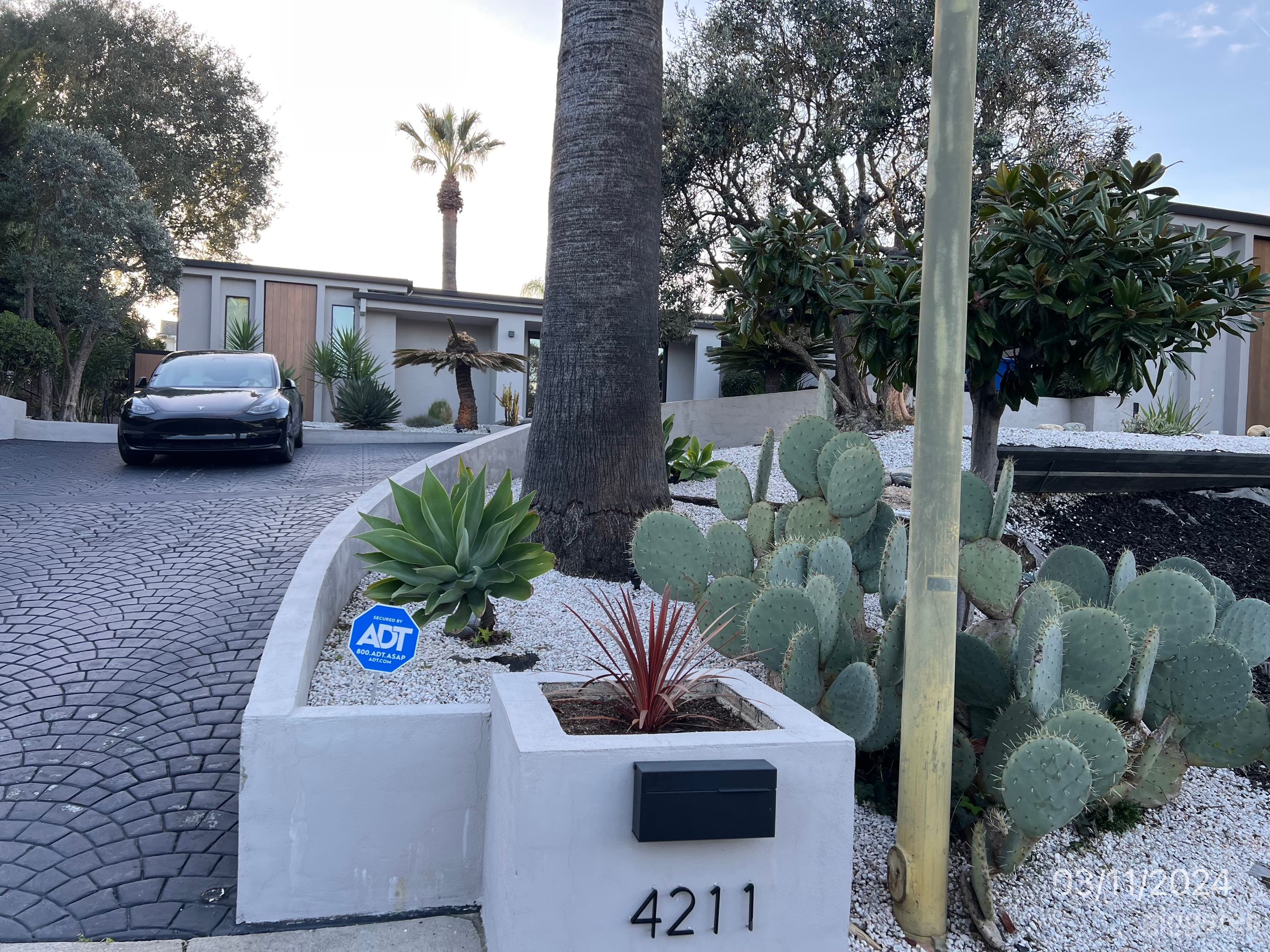 Mid century Modern Encino Hills home Photo 2