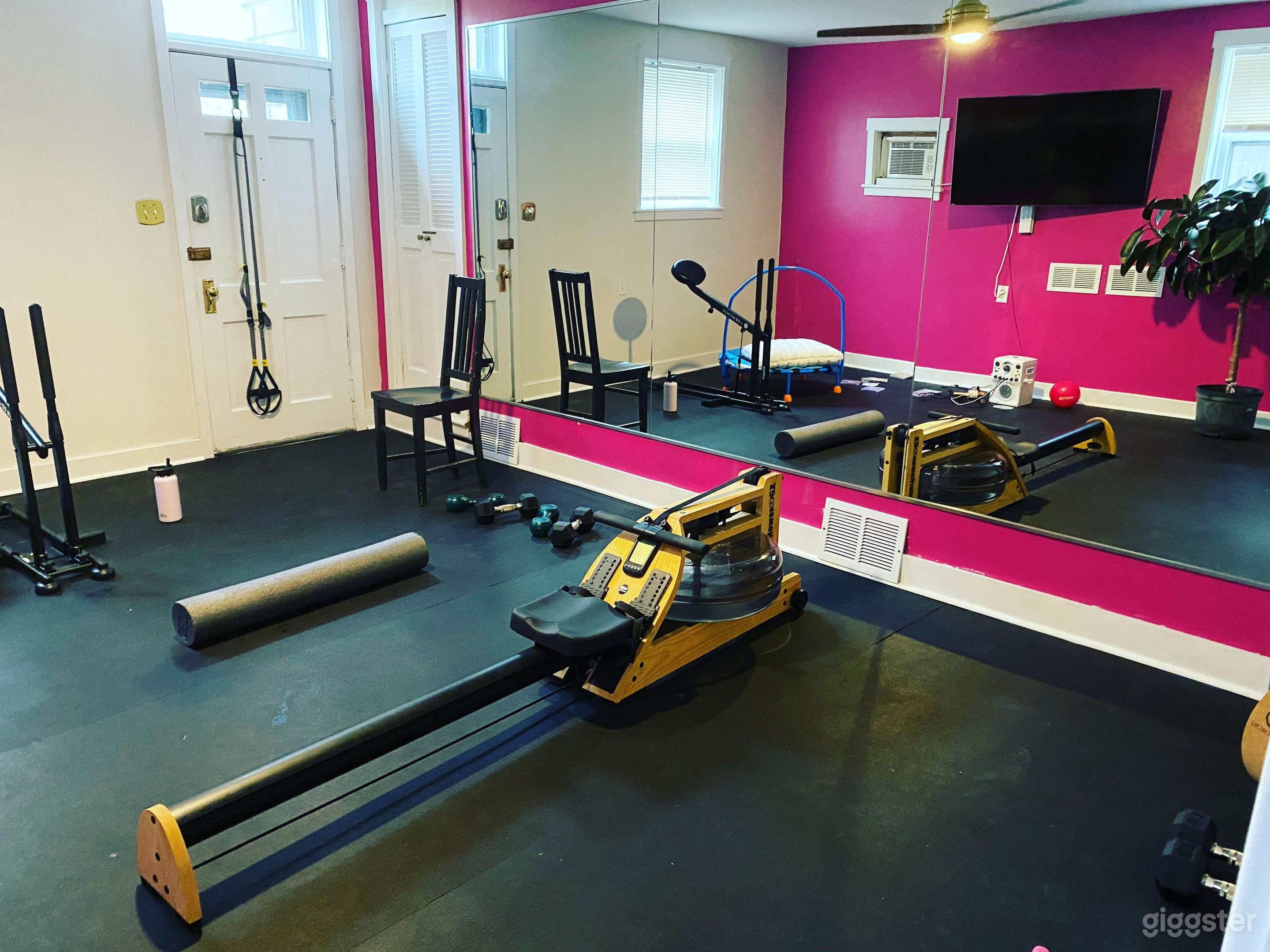 Fully equipped gym with rower, weights, DB method machine, trx and subscription to The Class incuded.