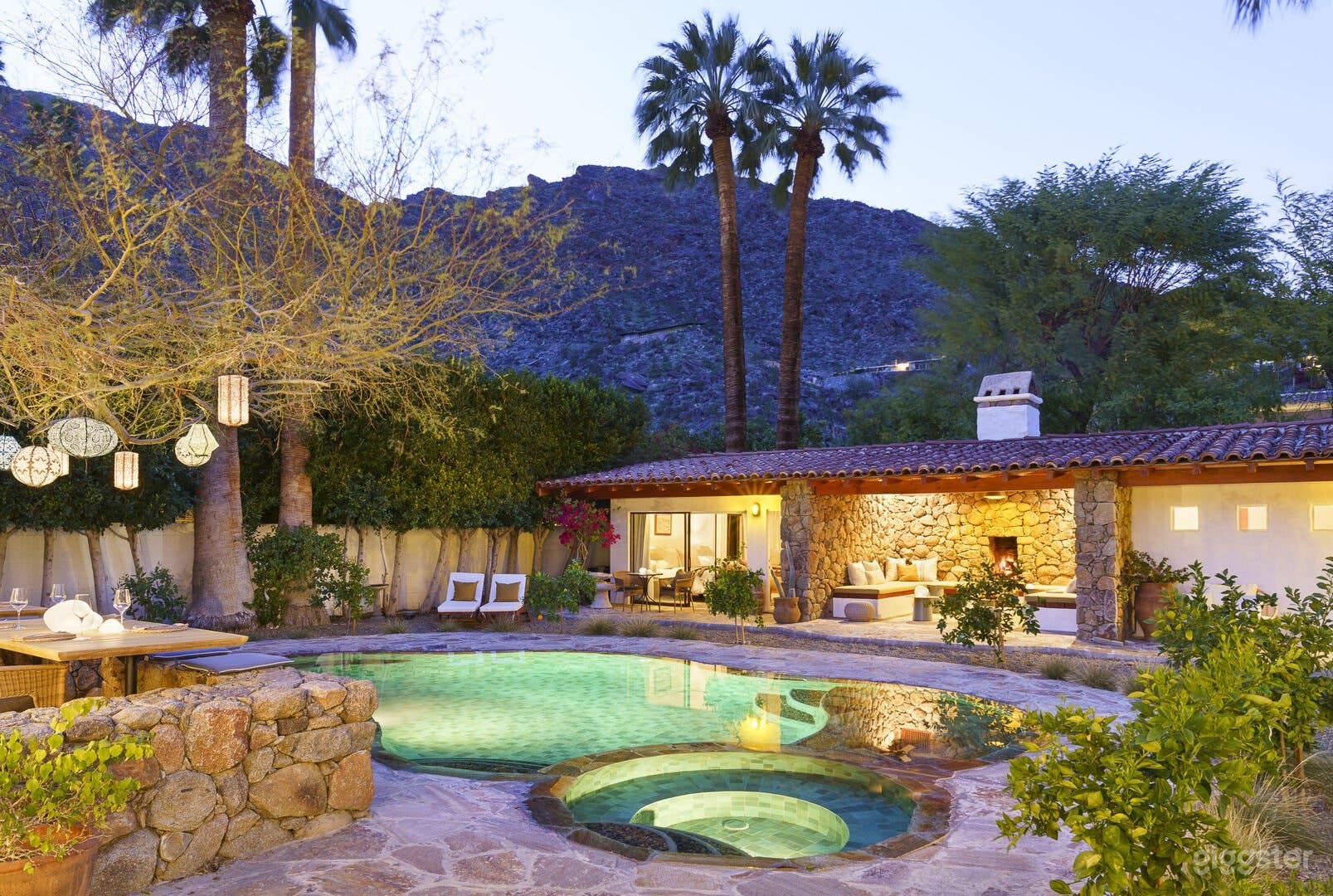 Auric Central Courtyard Pool Photo 2