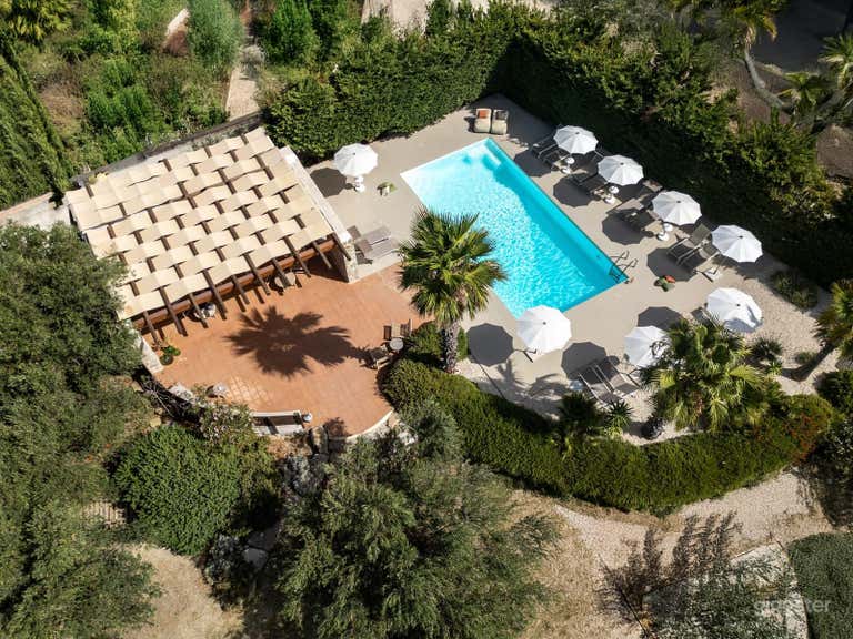  Autentica Tenuta Siciliana con Giardini & Due Piscine 