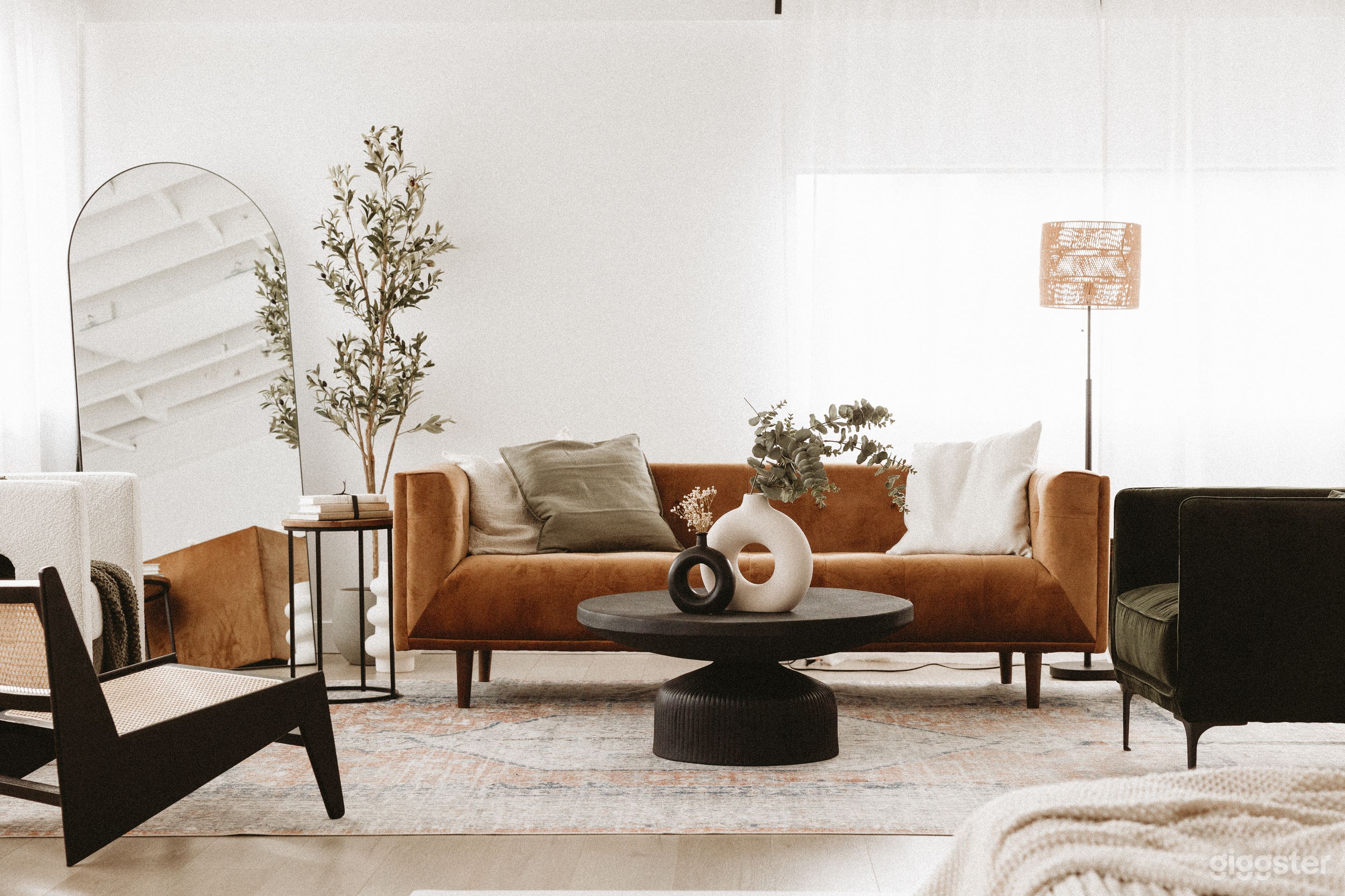 Free and Ample Parking! Bright &amp; Neutral Studio Photo 1