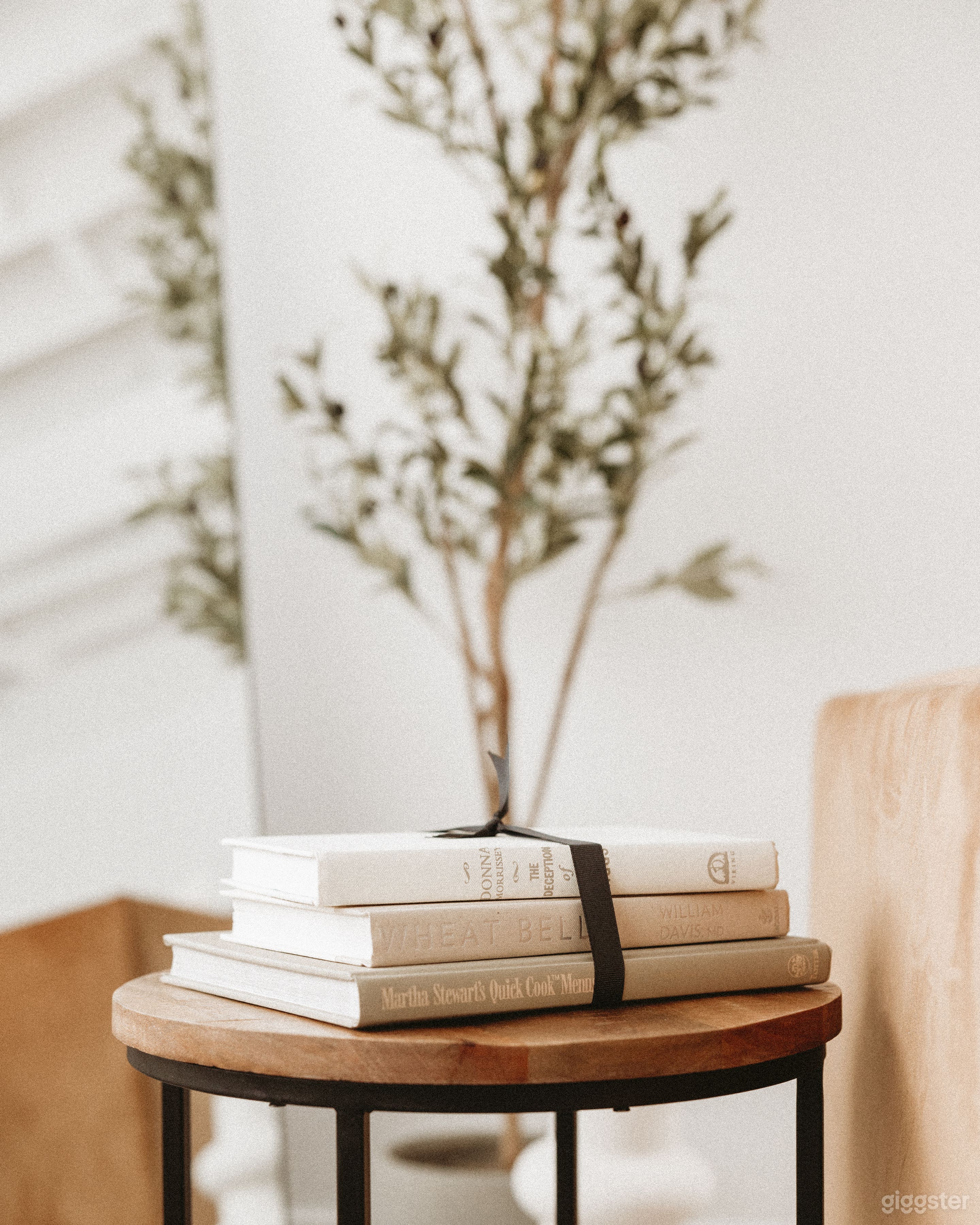 Free and Ample Parking! Bright &amp; Neutral Studio Photo 2