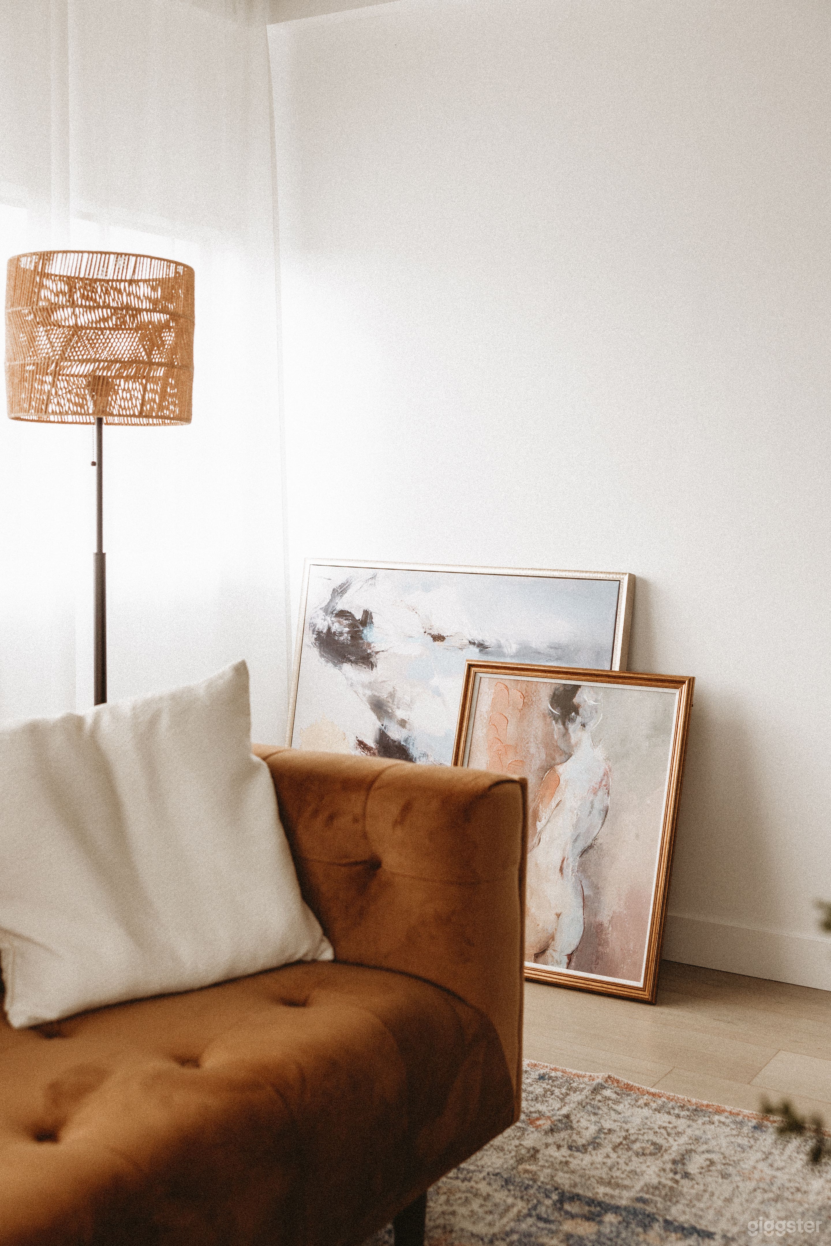 Free and Ample Parking! Bright &amp; Neutral Studio Photo 3