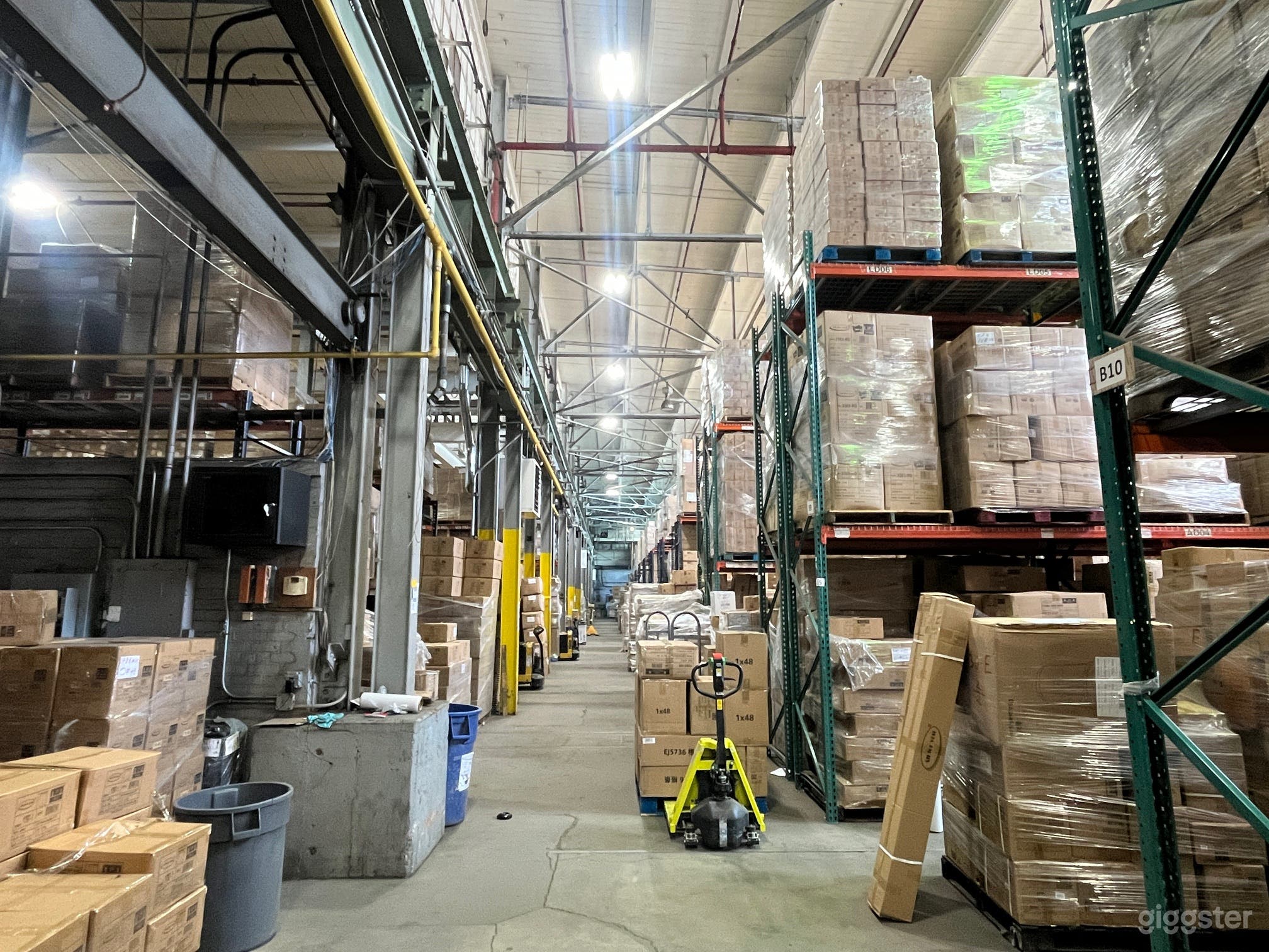 Massive storage warehouse Photo 1