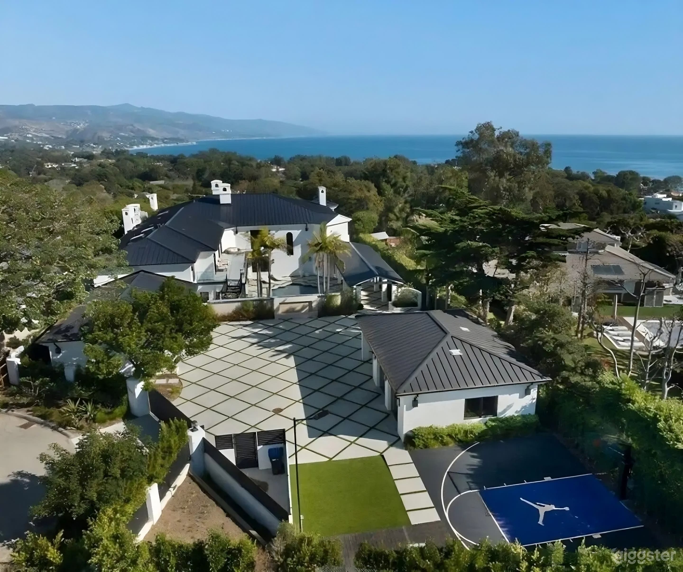 MODERN CINEMATIC OUTDOOR POOL Photo 4