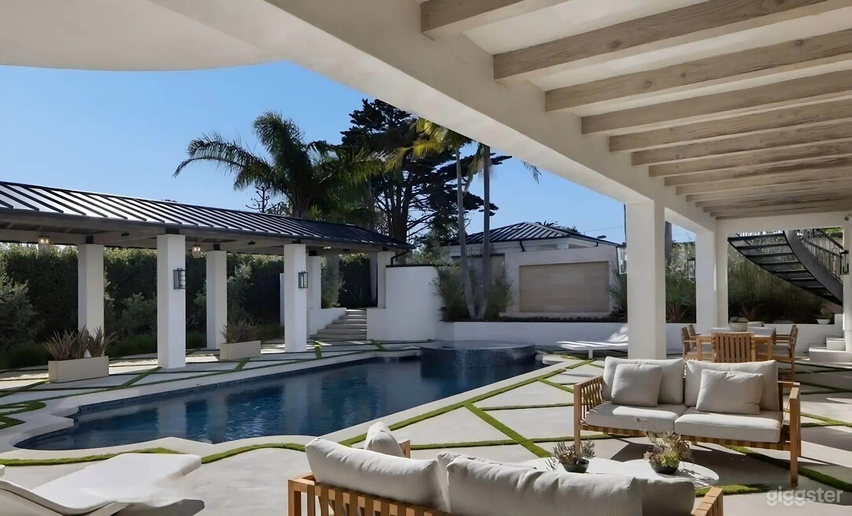 MODERN CINEMATIC OUTDOOR POOL Photo 3