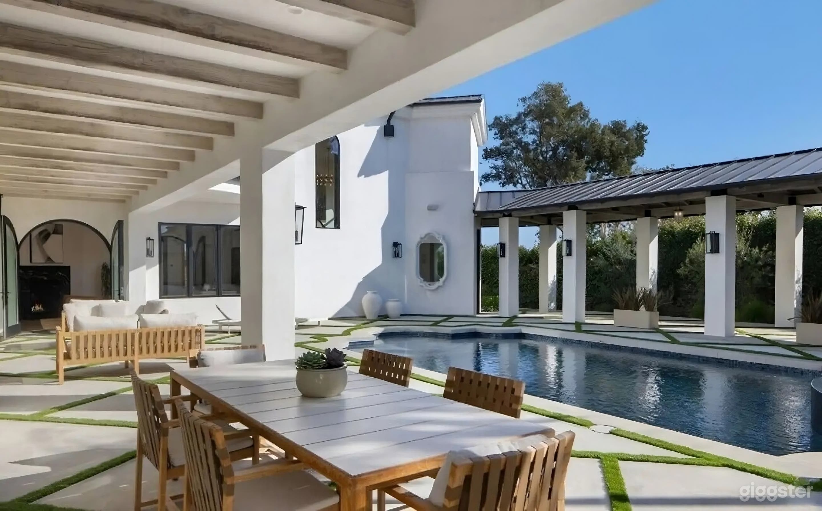 MODERN CINEMATIC OUTDOOR POOL Photo 2