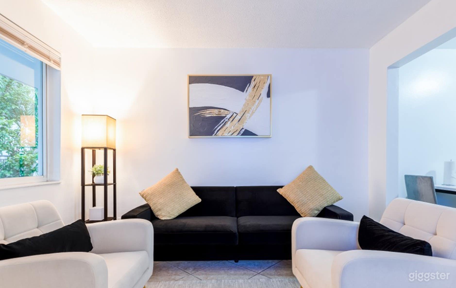 Stylish 2 Bedroom Riverside Retreat Photo 3