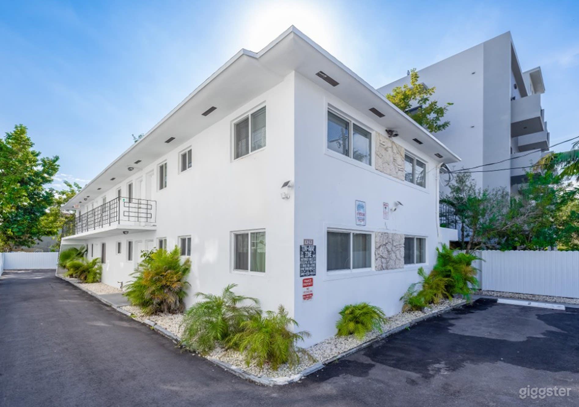 Stylish 2 Bedroom Riverside Retreat Photo 2