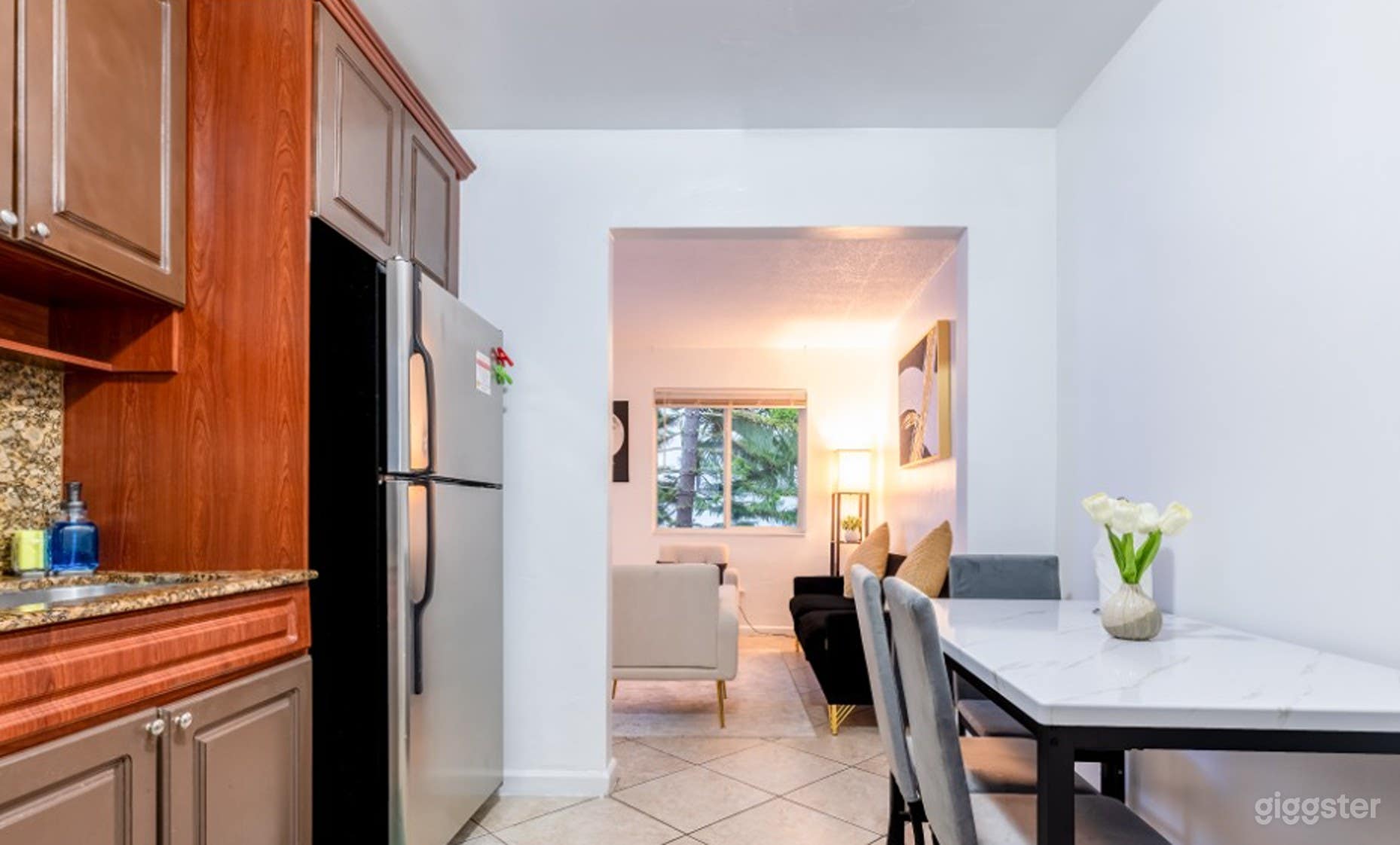 Stylish 2 Bedroom Riverside Retreat Photo 4