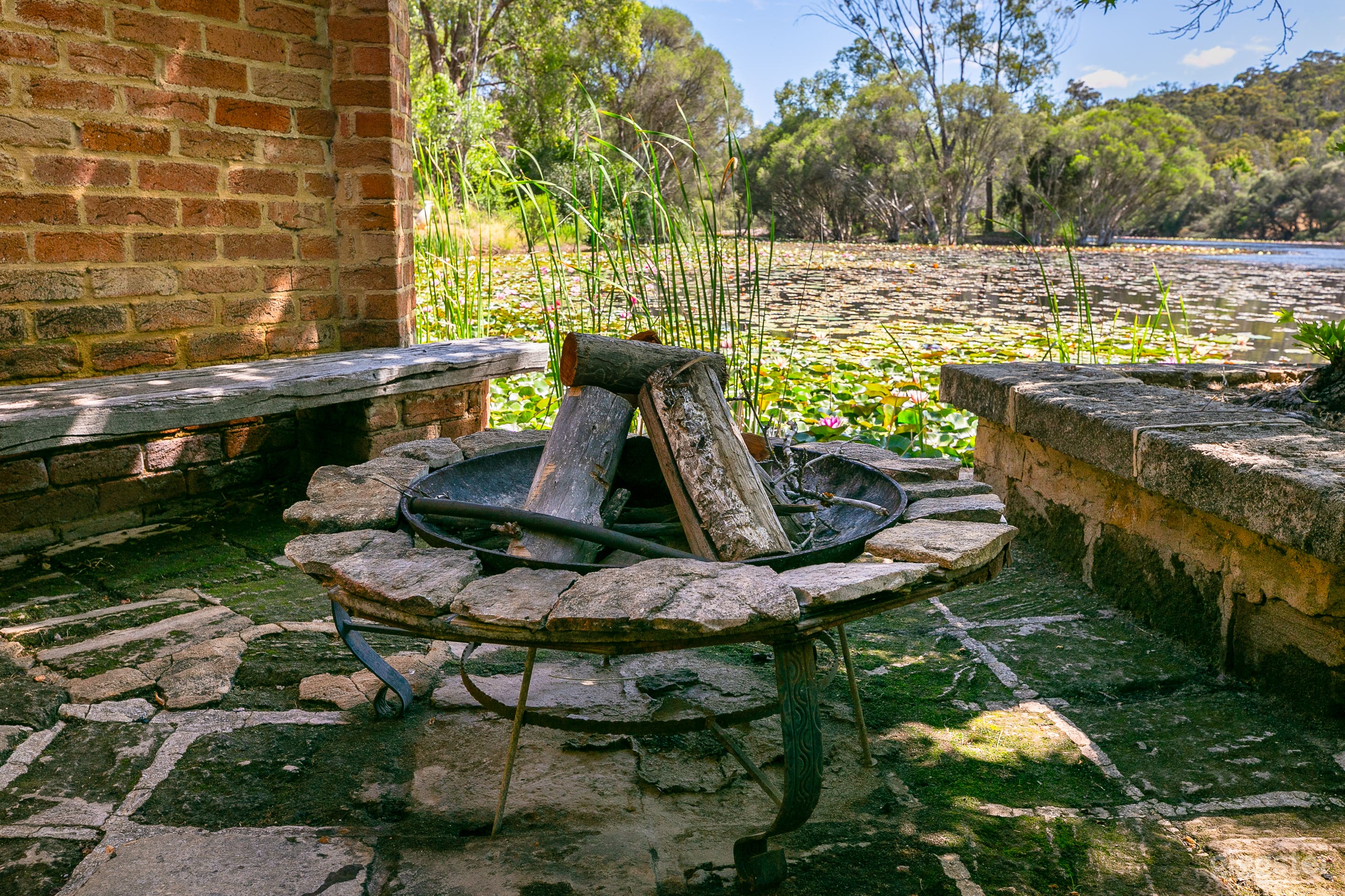 Secluded Lakeside Estate for Fashion and Photos Photo 4