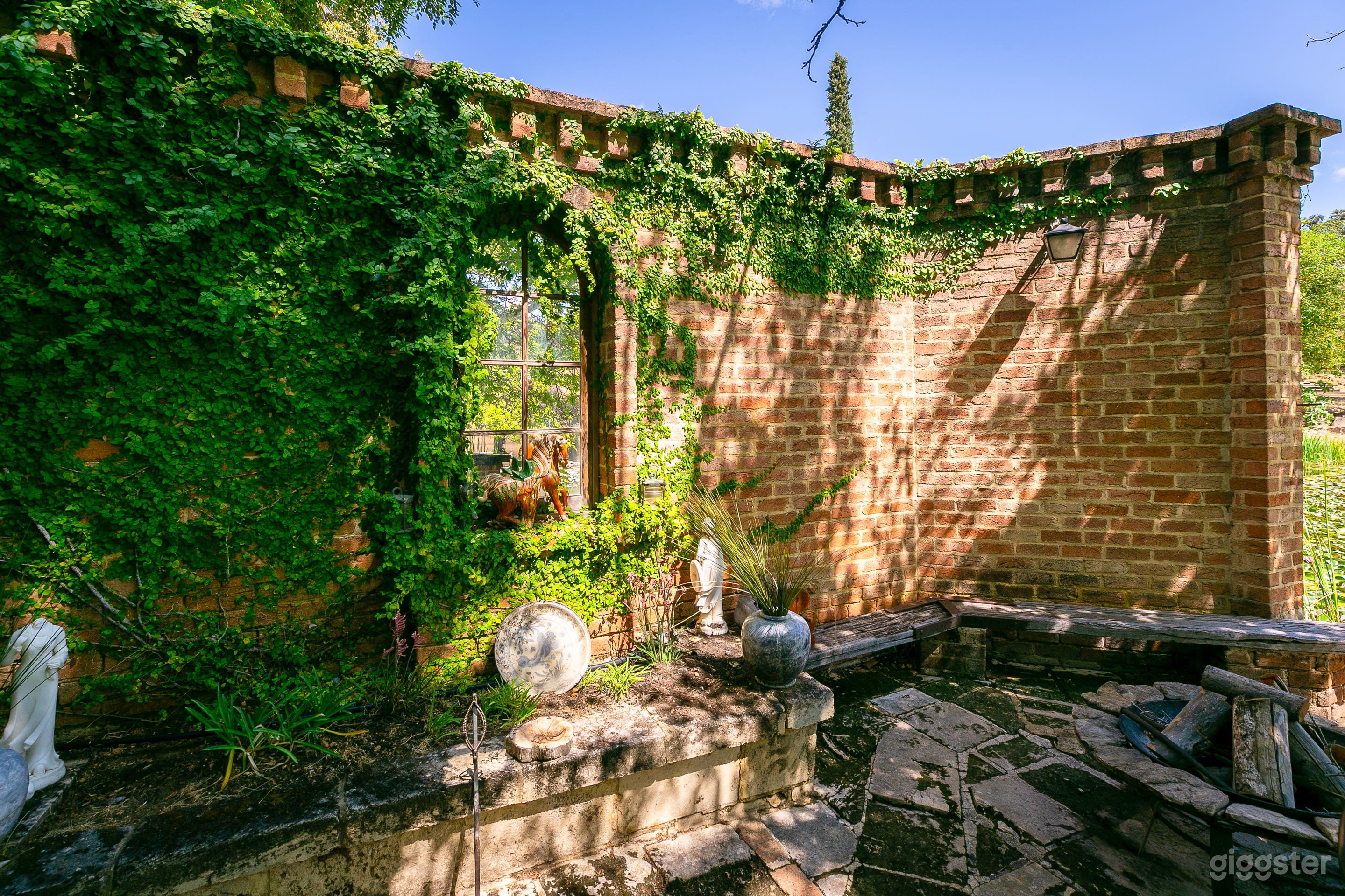 Secluded Lakeside Estate for Fashion and Photos Photo 3