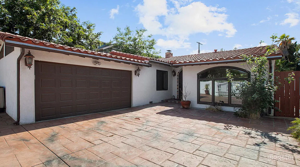 Beautiful Spanish Style Home w Vaulted Ceilings Photo 4