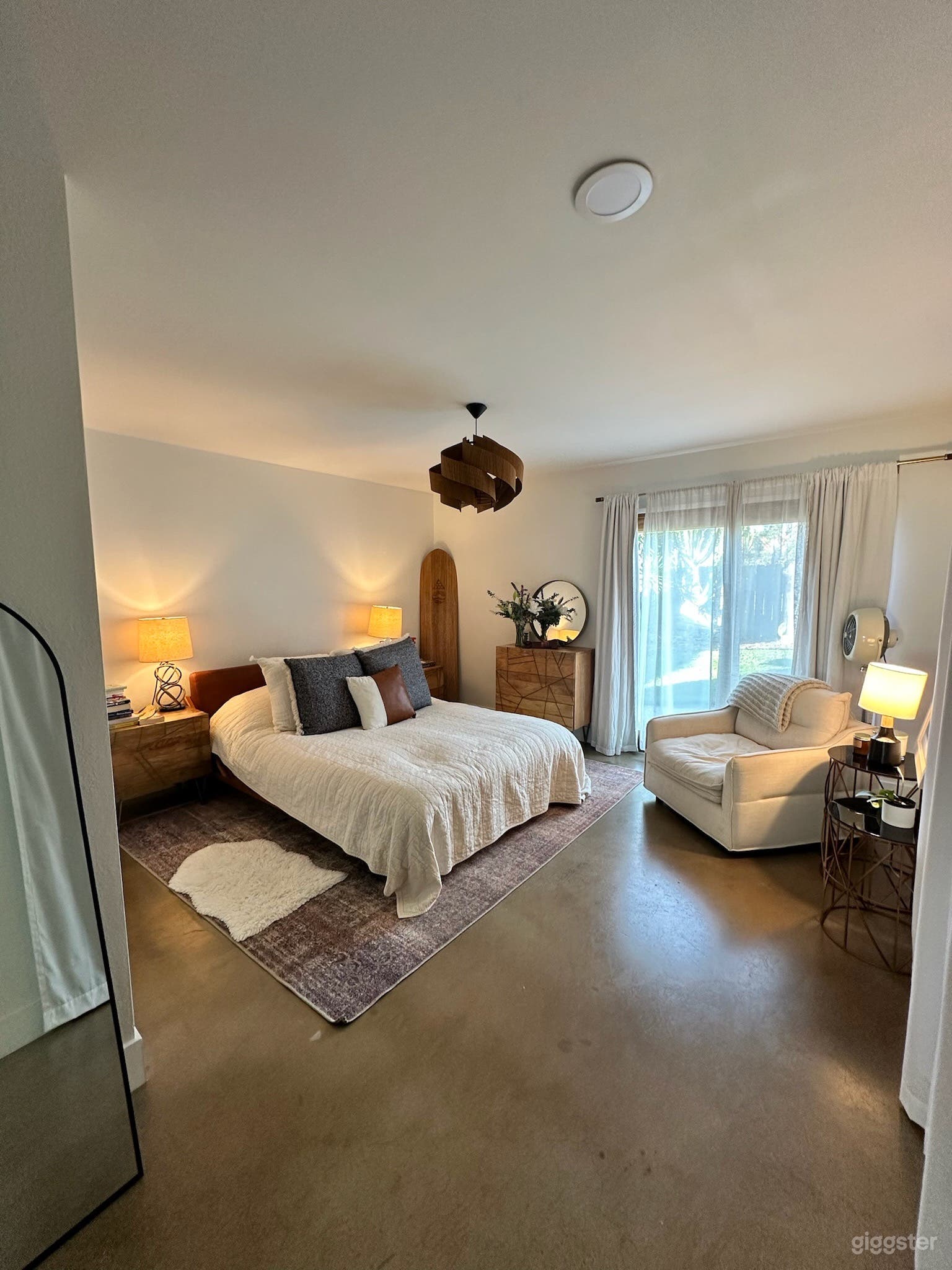 Remodeled Chic Suburban Home Photo 4