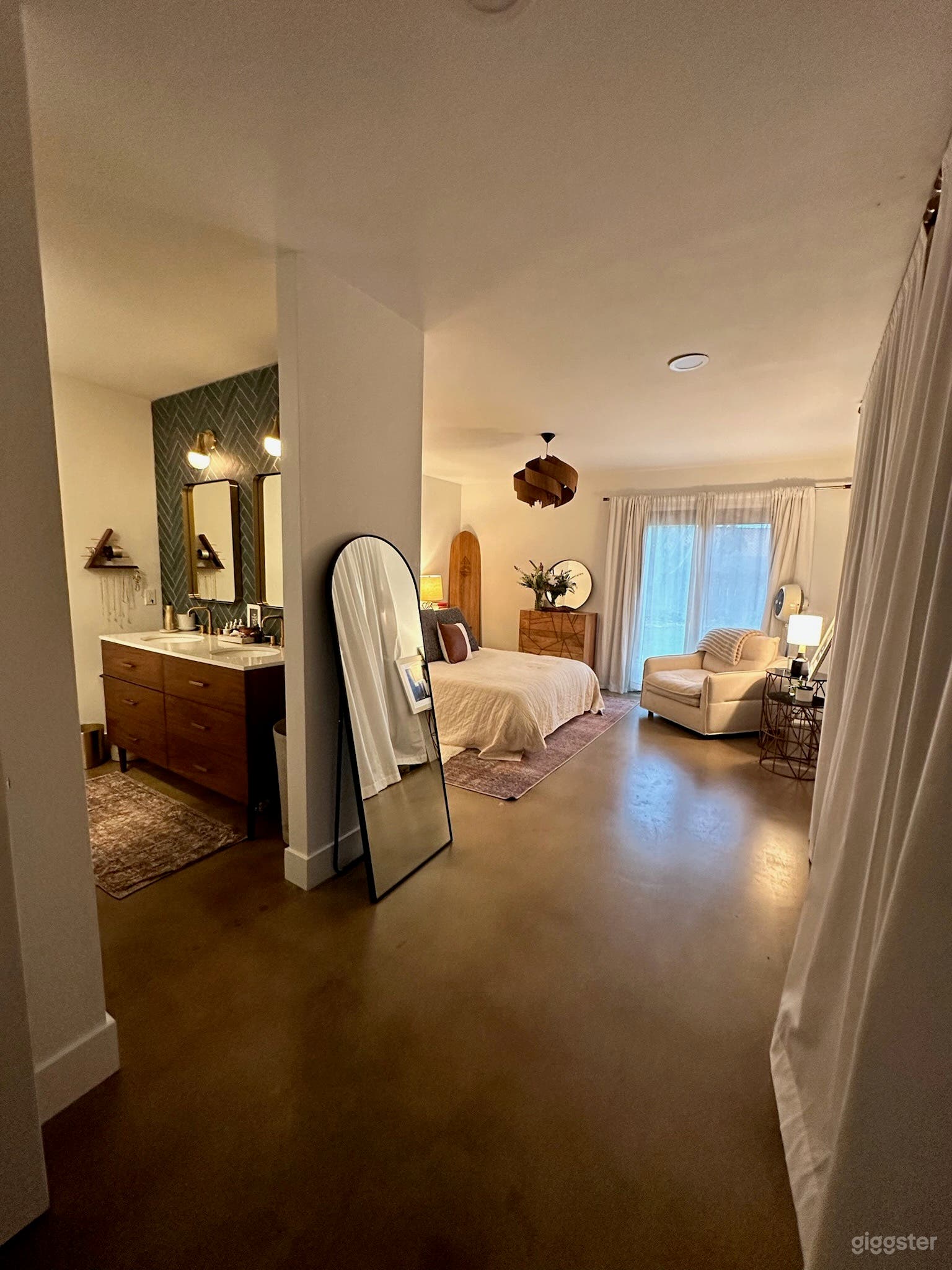 Remodeled Chic Suburban Home Photo 3