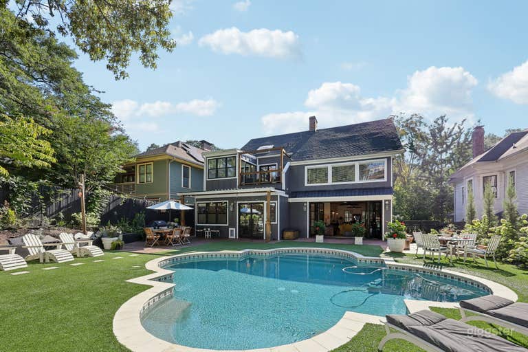  Luxury Oasis with Great Light, Pool, & Artificial Grass 