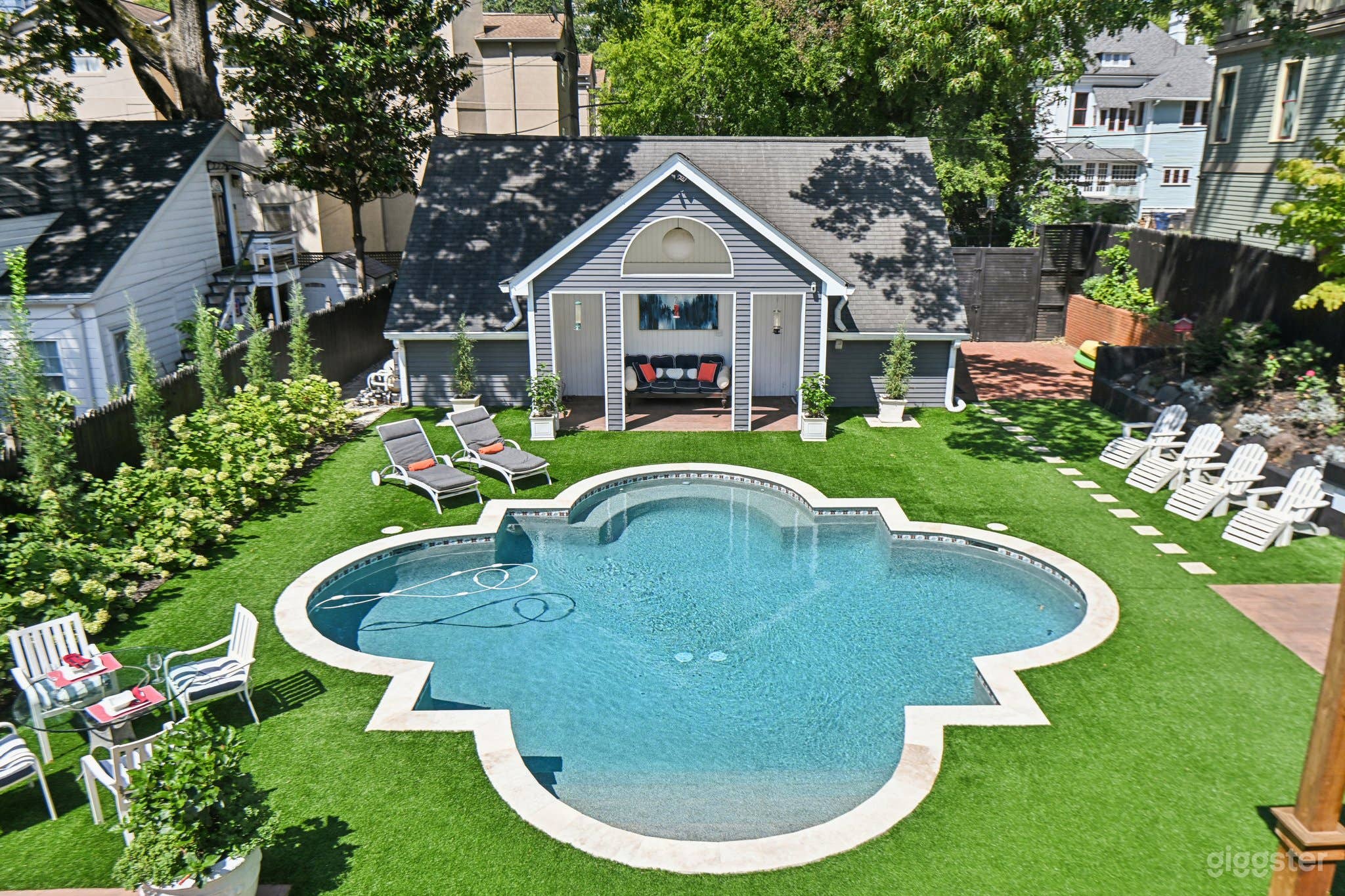 Luxury Oasis with Great Light, Pool, &amp; Artificial Grass Photo 2