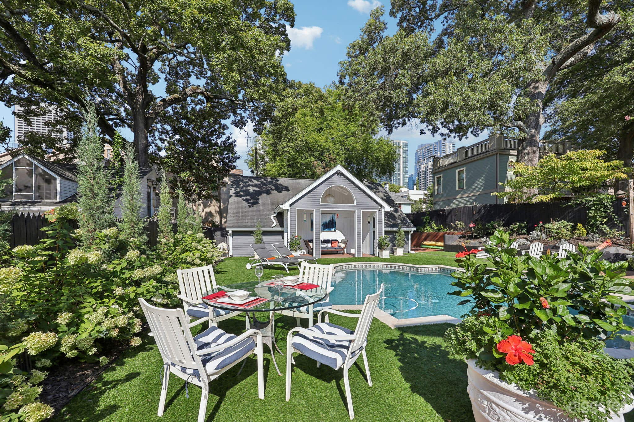 Luxury Oasis with Great Light, Pool, &amp; Artificial Grass Photo 4