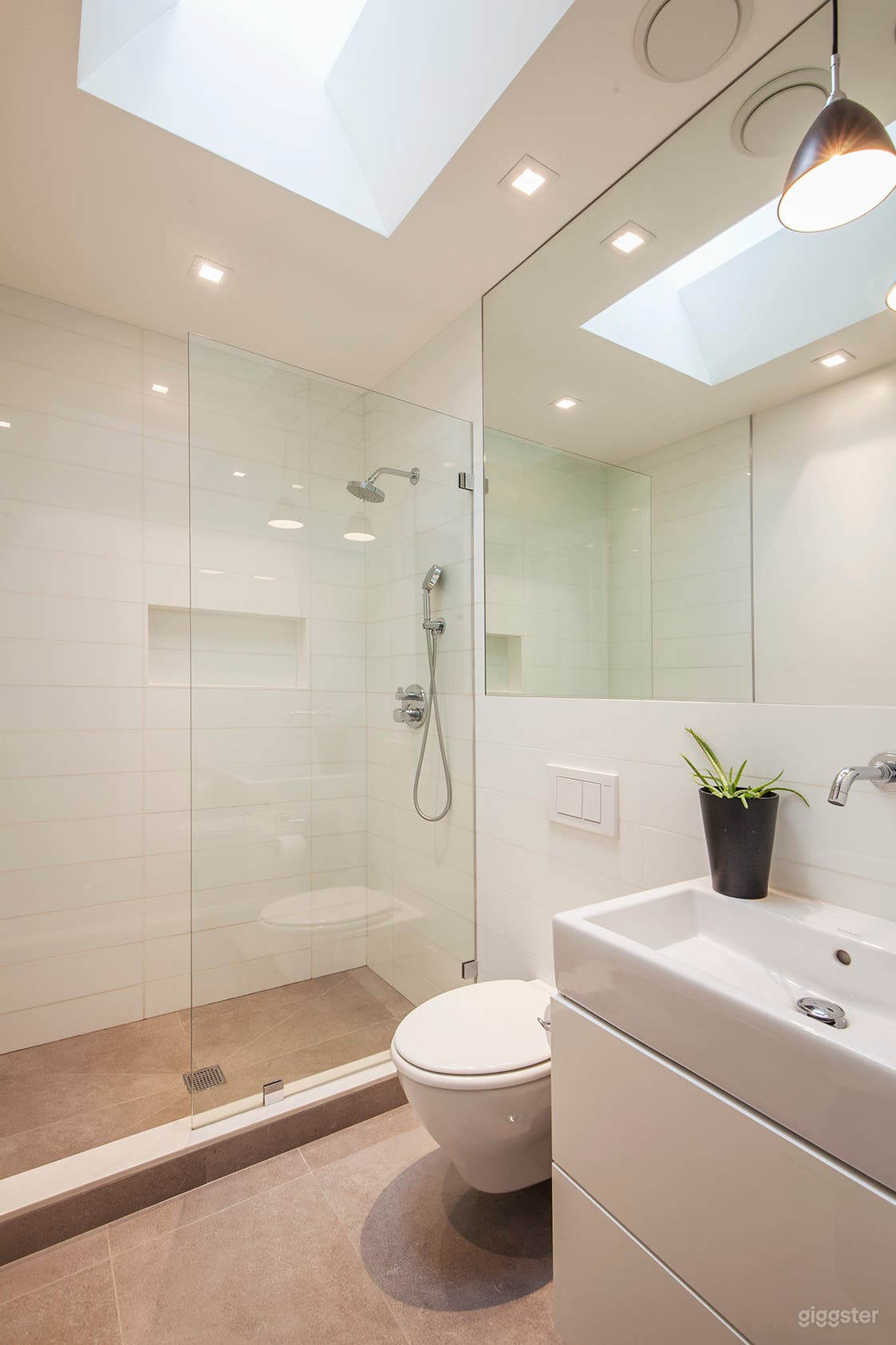 Brooklyn Townhouse With White Elegant Interior  Photo 4