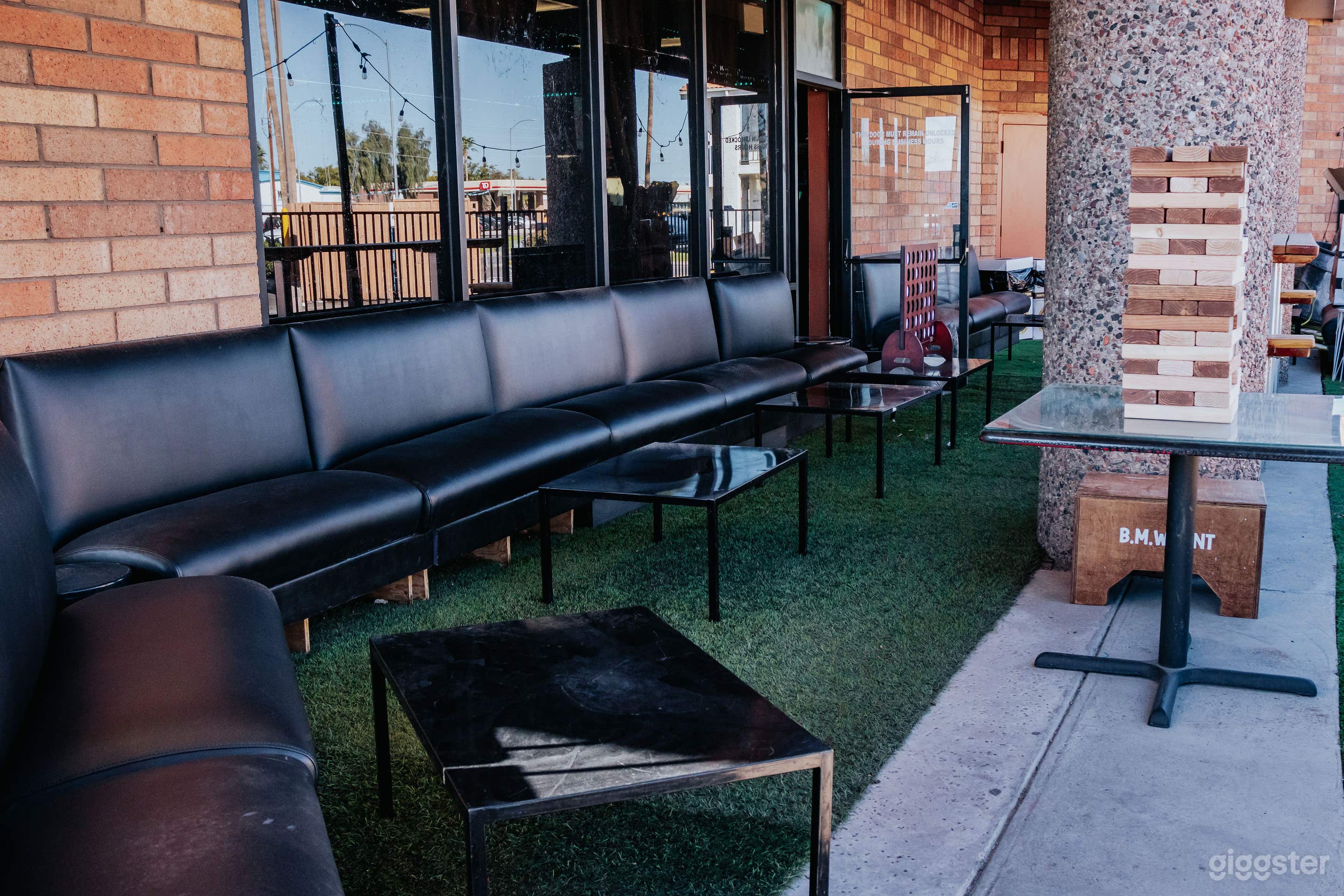 Lounge and Sports Bar House Photo 4