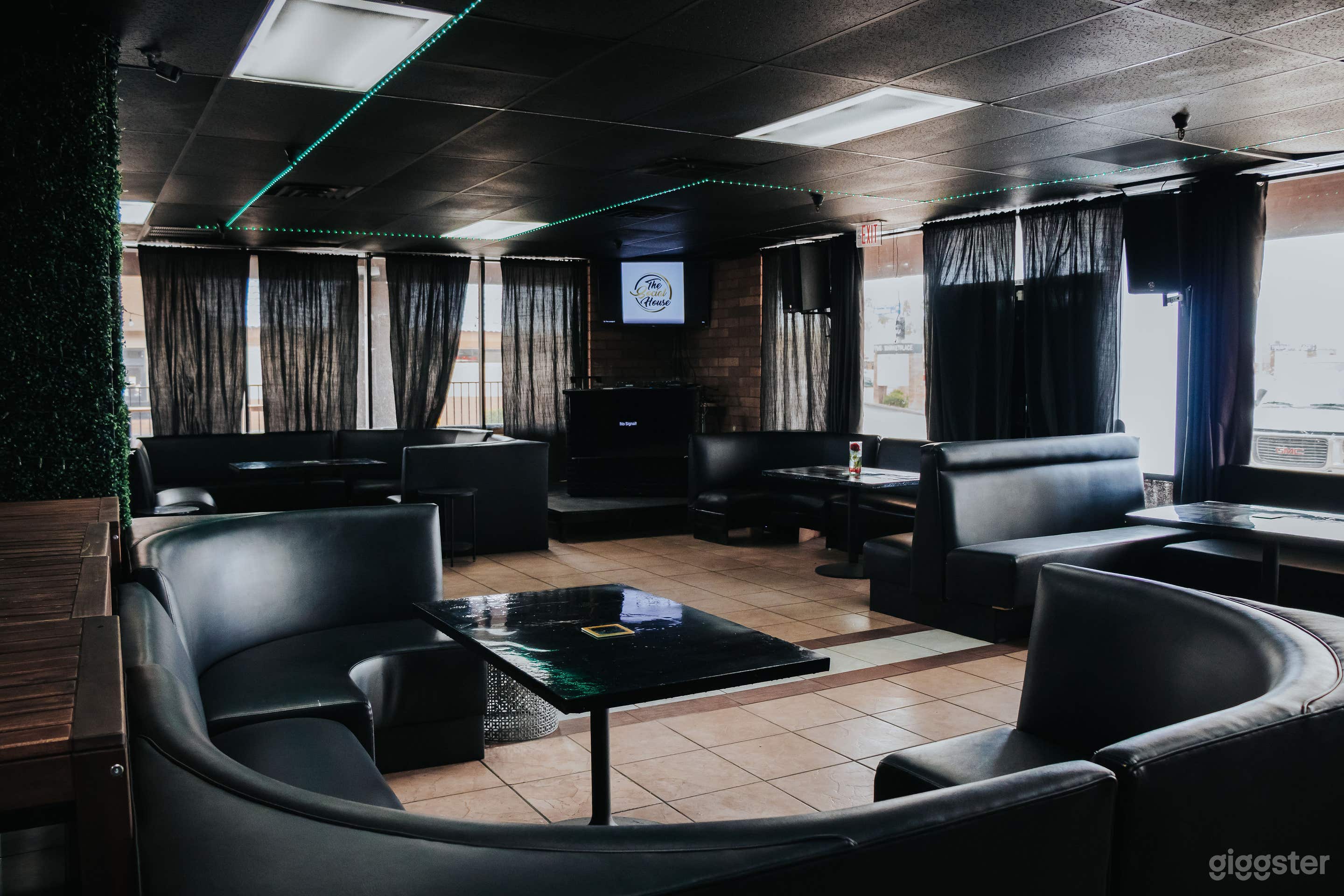 Lounge and Sports Bar House Photo 2