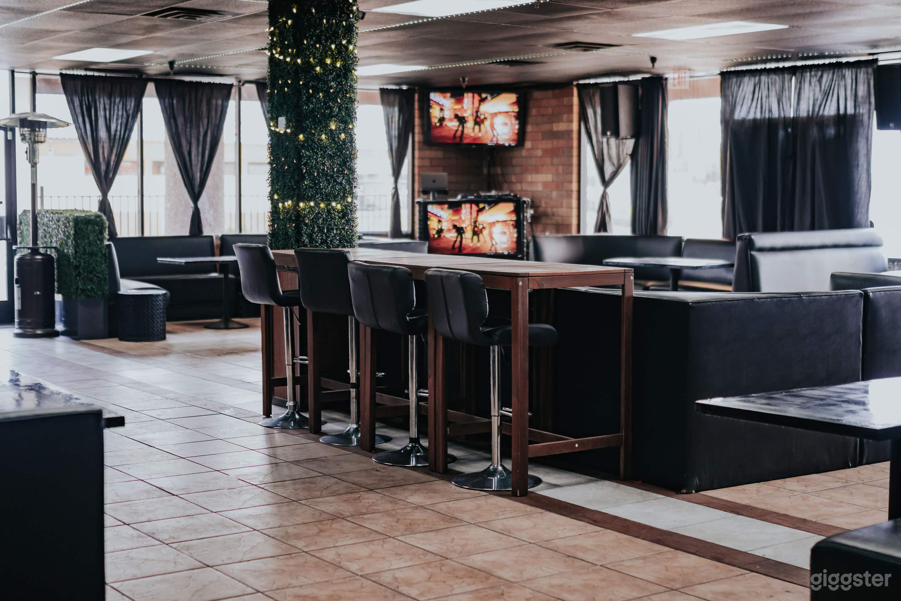 Lounge and Sports Bar House Photo 1