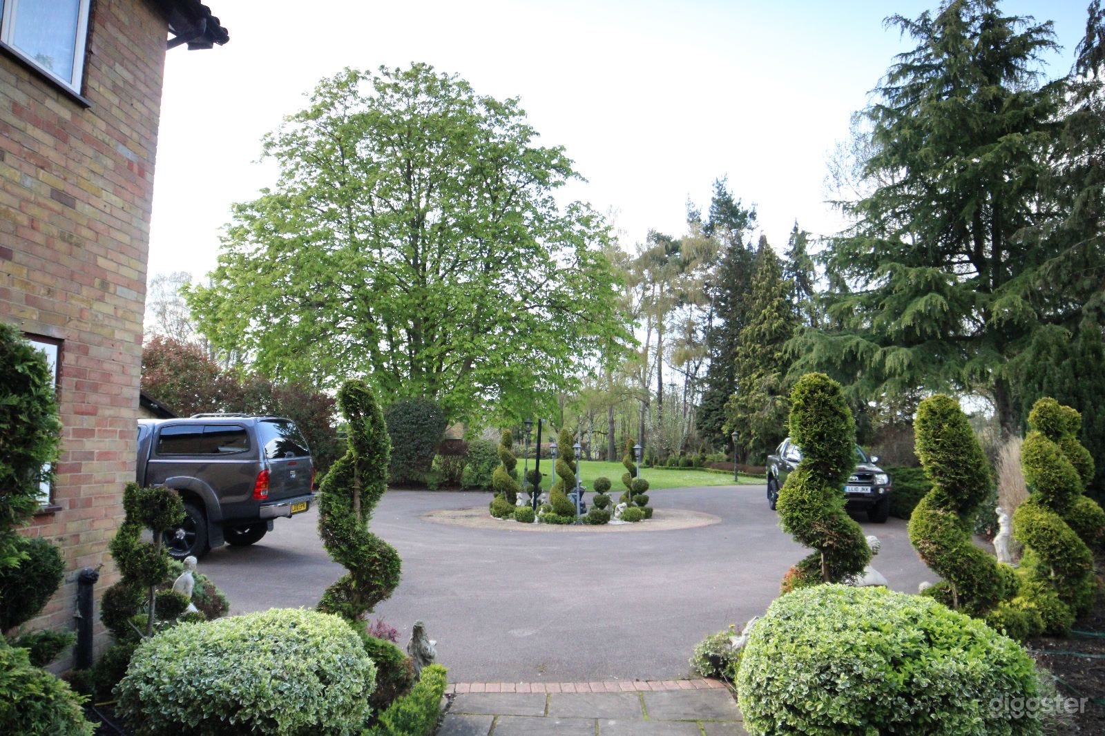 Grand Family Home With Loads of Space Photo 4