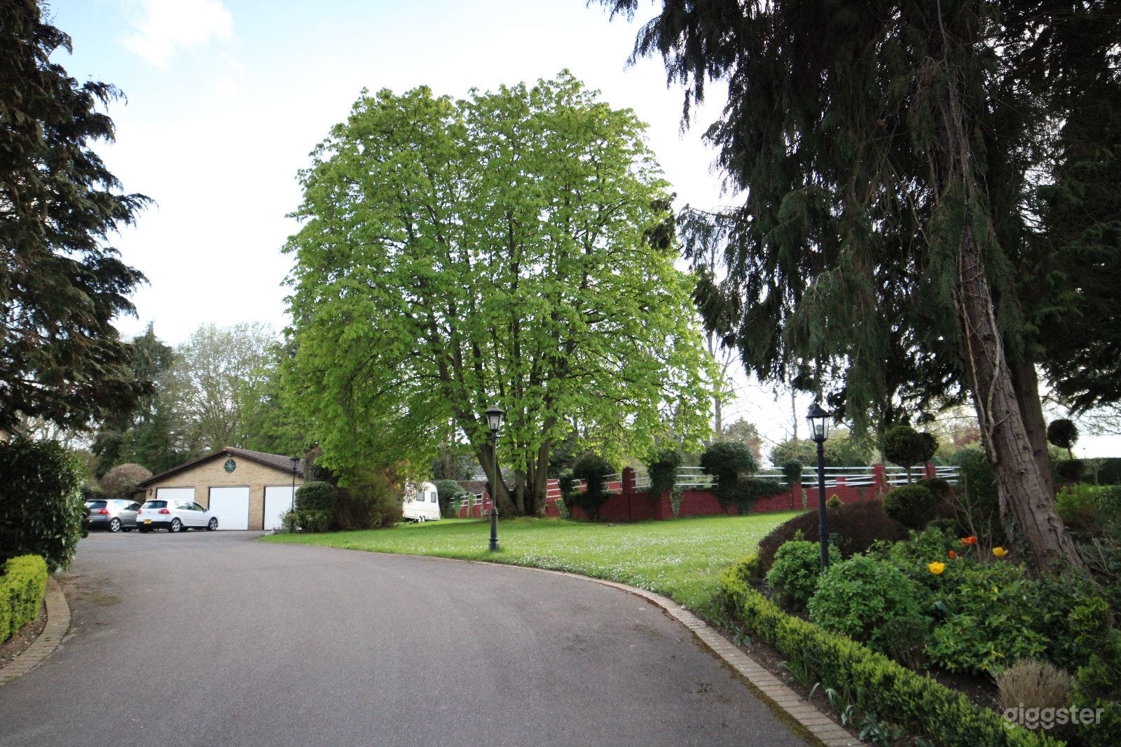 Grand Family Home With Loads of Space Photo 3