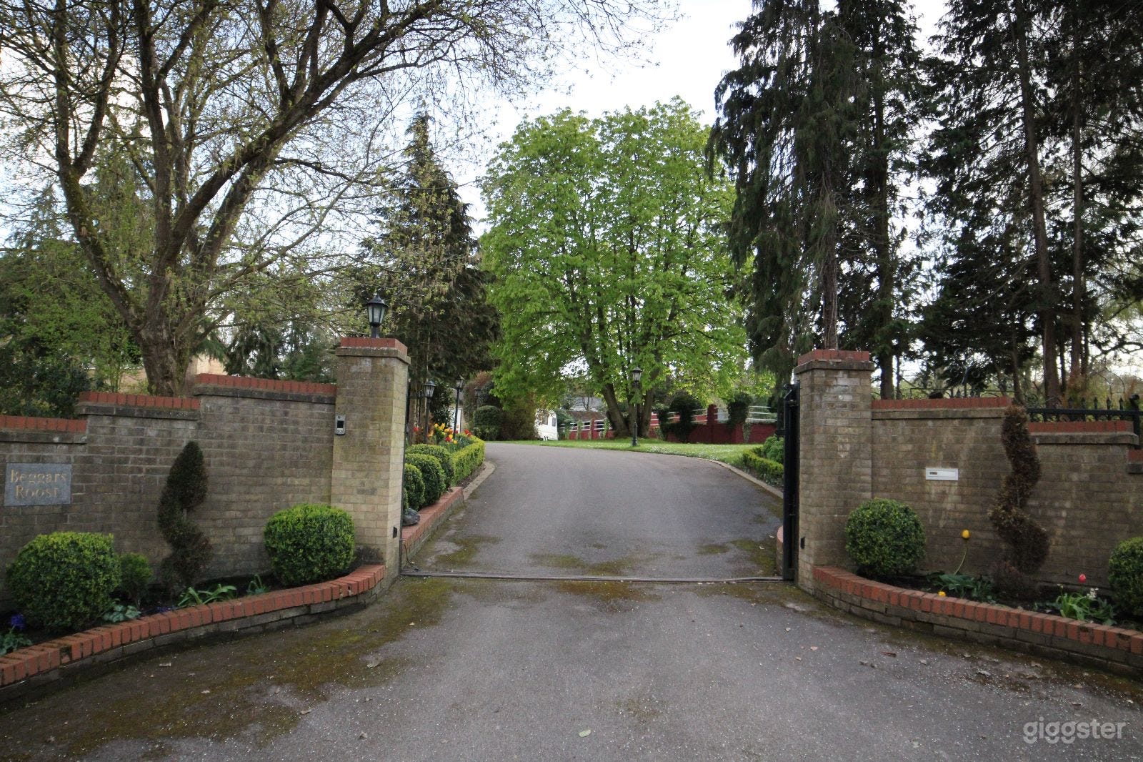 Grand Family Home With Loads of Space Photo 2