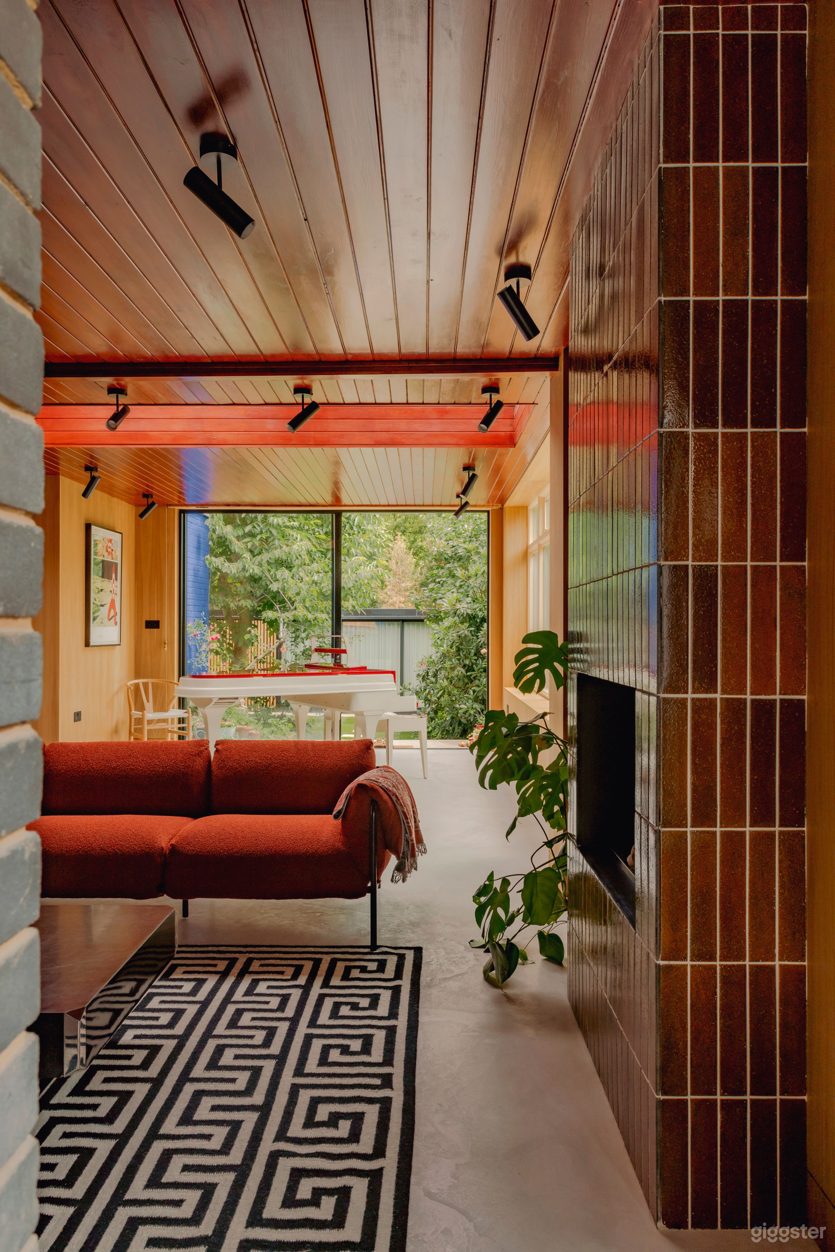 Striking Mid Century Modernist Home Built in the 1960s Photo 1