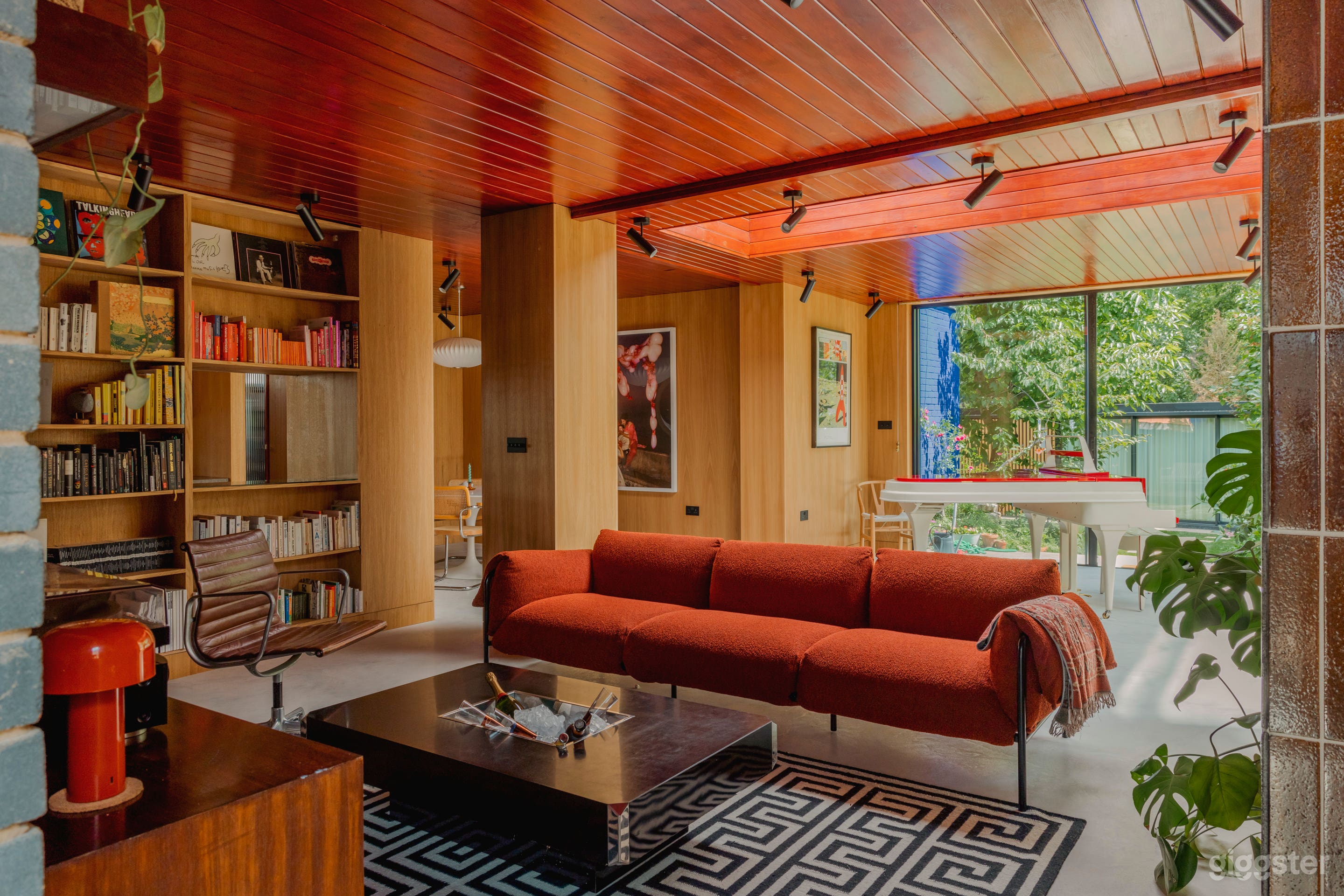 Striking Mid Century Modernist Home Built in the 1960s Photo 4