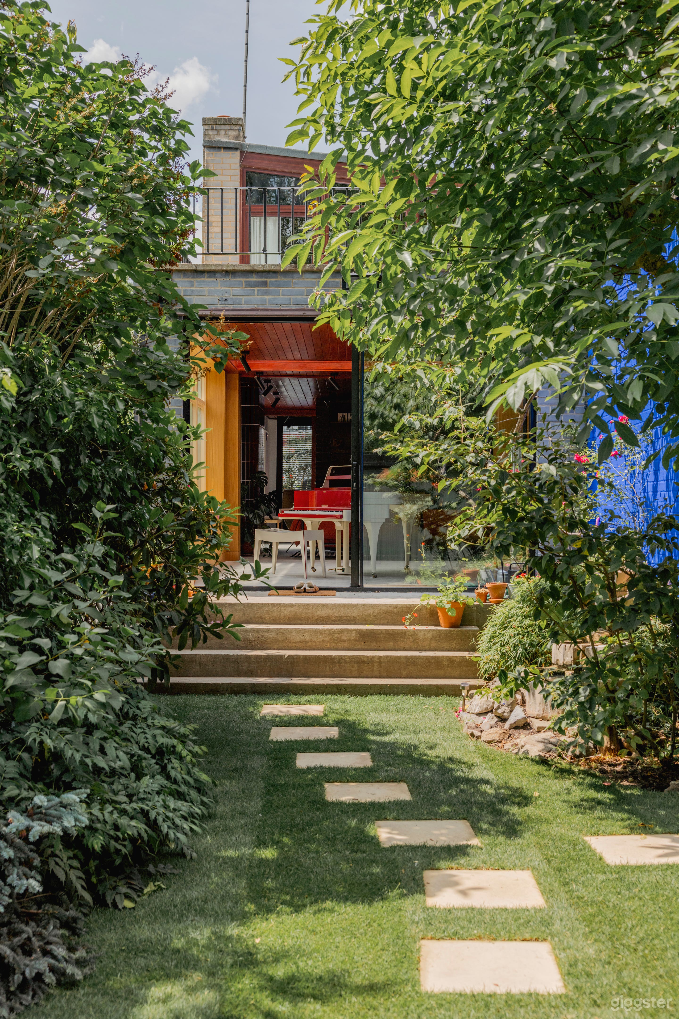 Striking Mid Century Modernist Home Built in the 1960s Photo 3