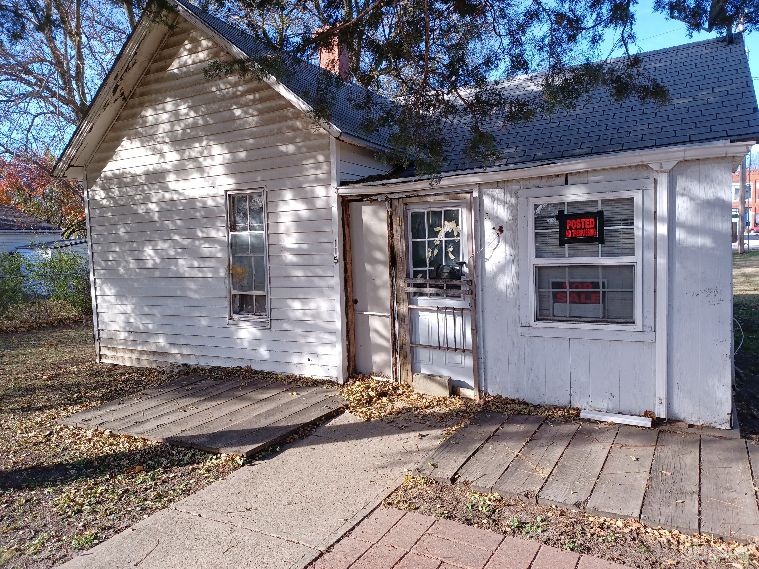 Front side of the house in autumn 🍂 