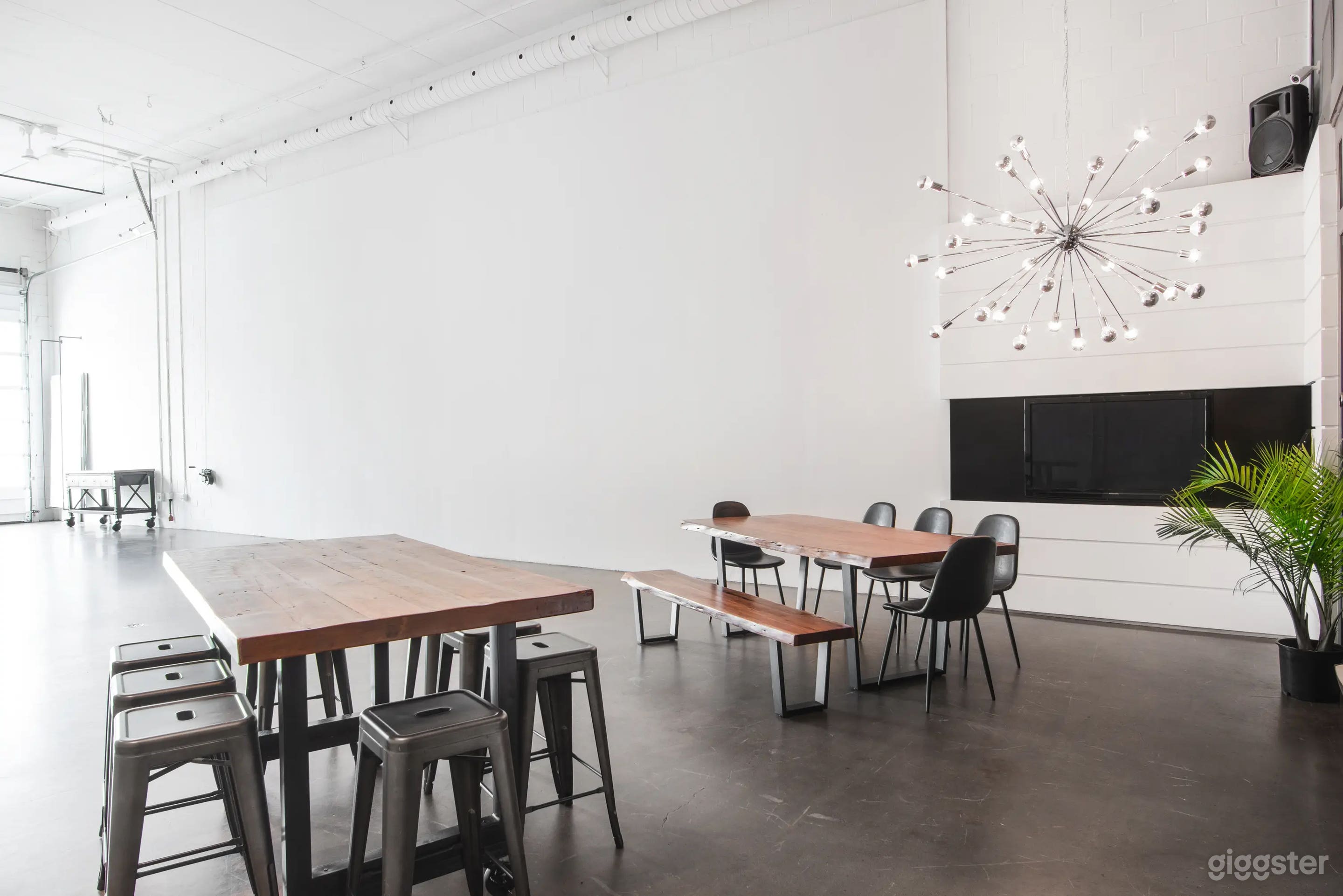 Modern Loft Event Space for Shoots + Gatherings Photo 3