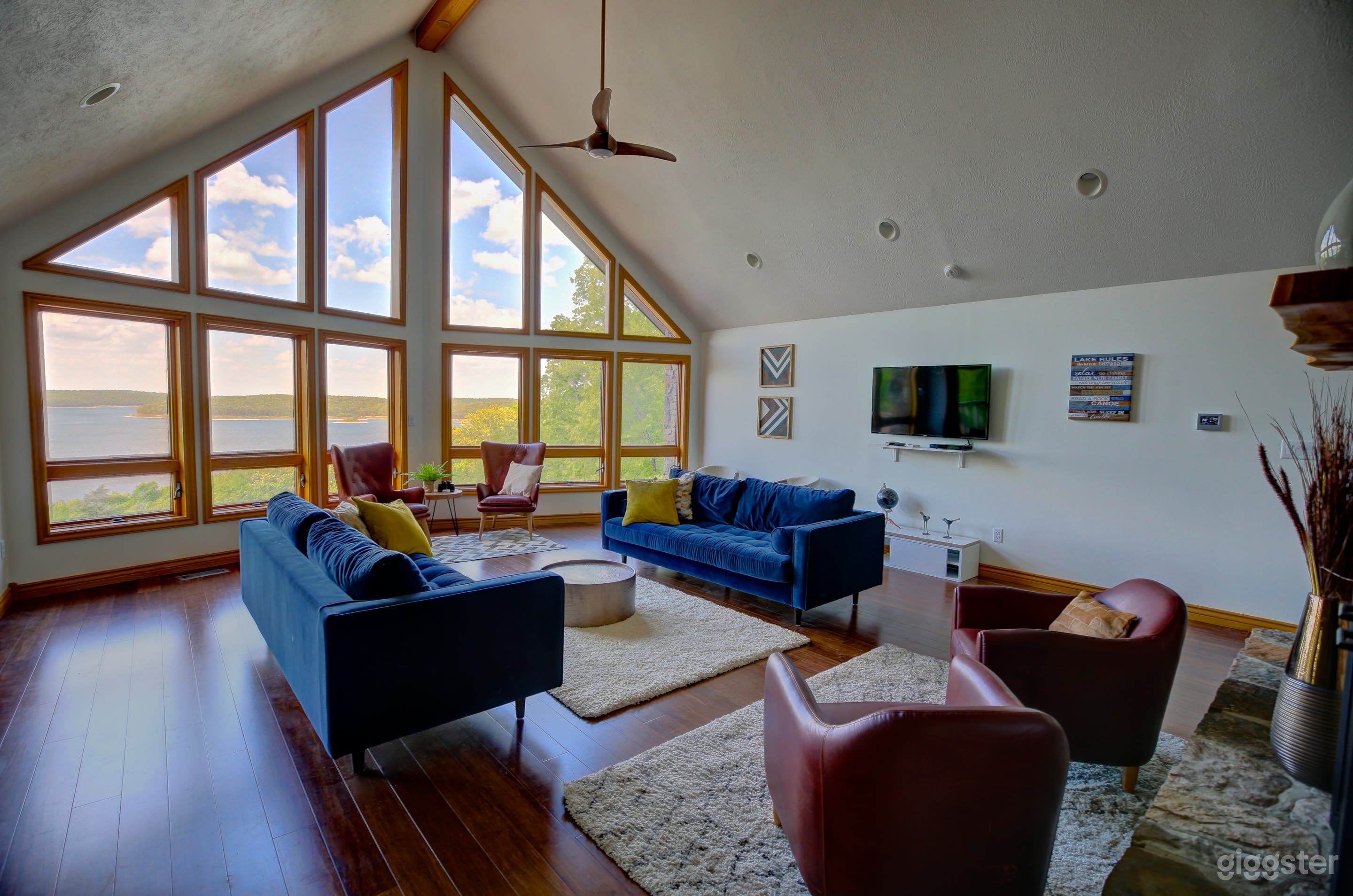 Contemporary Lake House in the Ozarks Photo 1