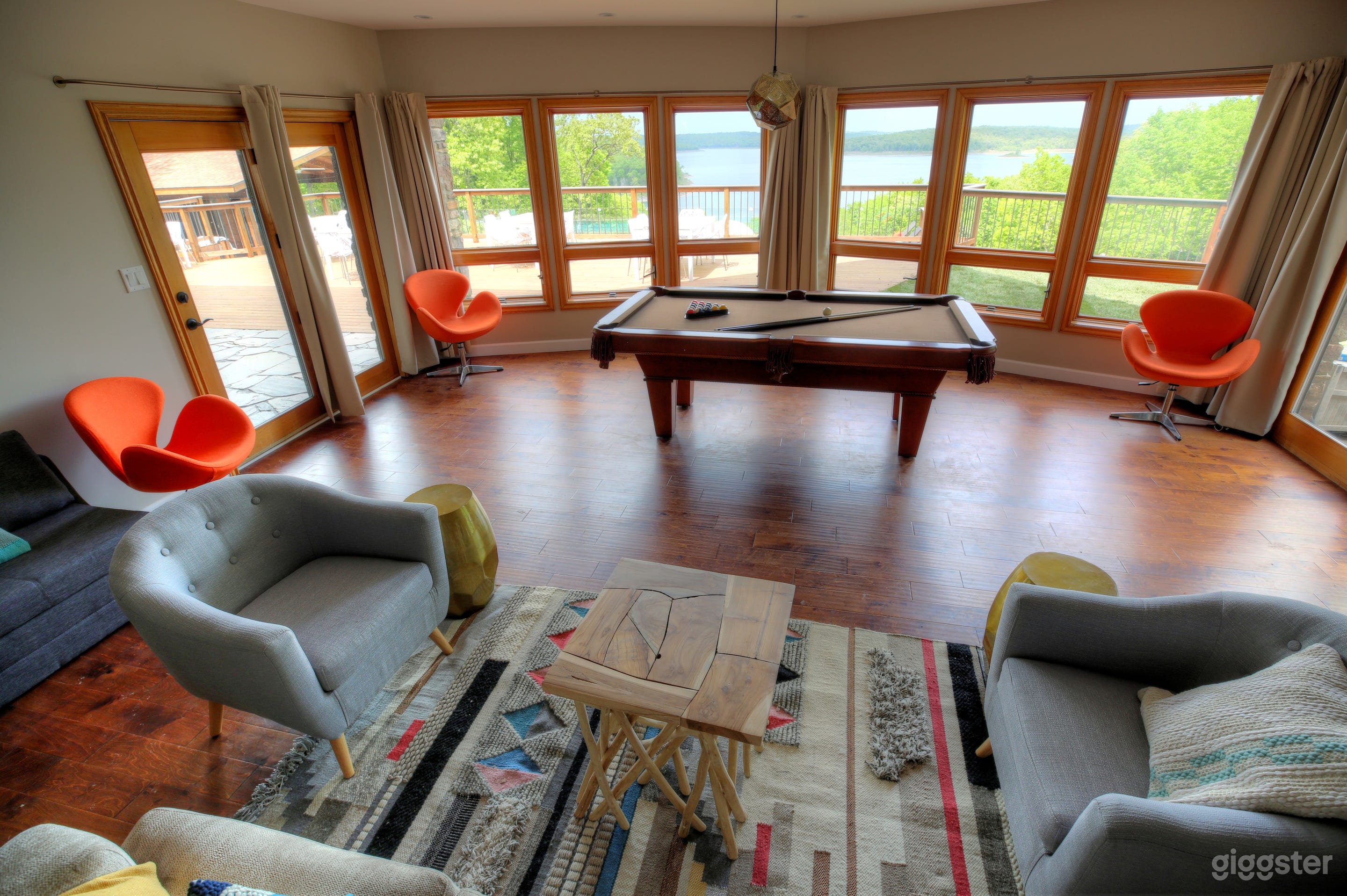 Contemporary Lake House in the Ozarks Photo 2