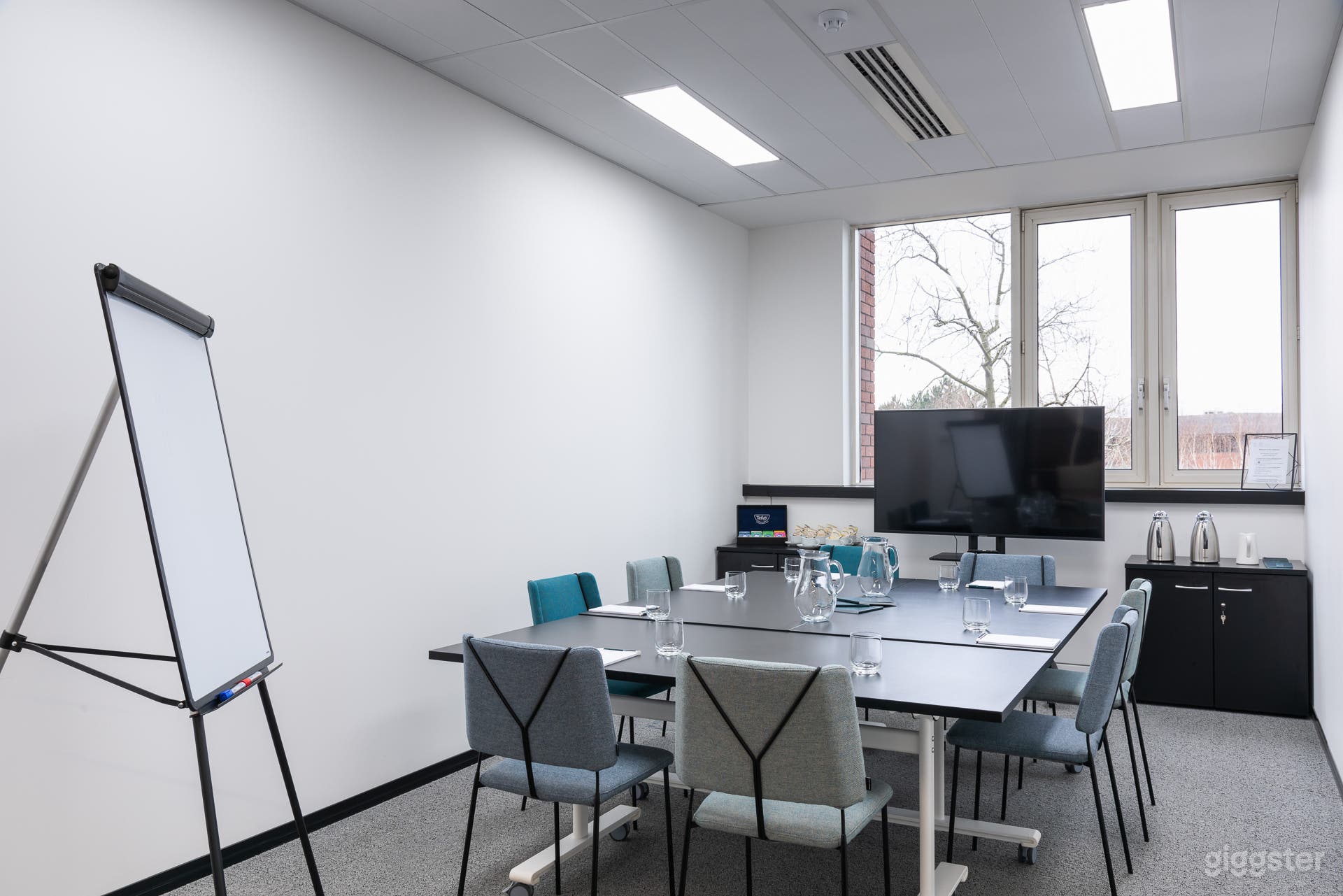 Modern Medium Meeting Room for 8 Persons Photo 1