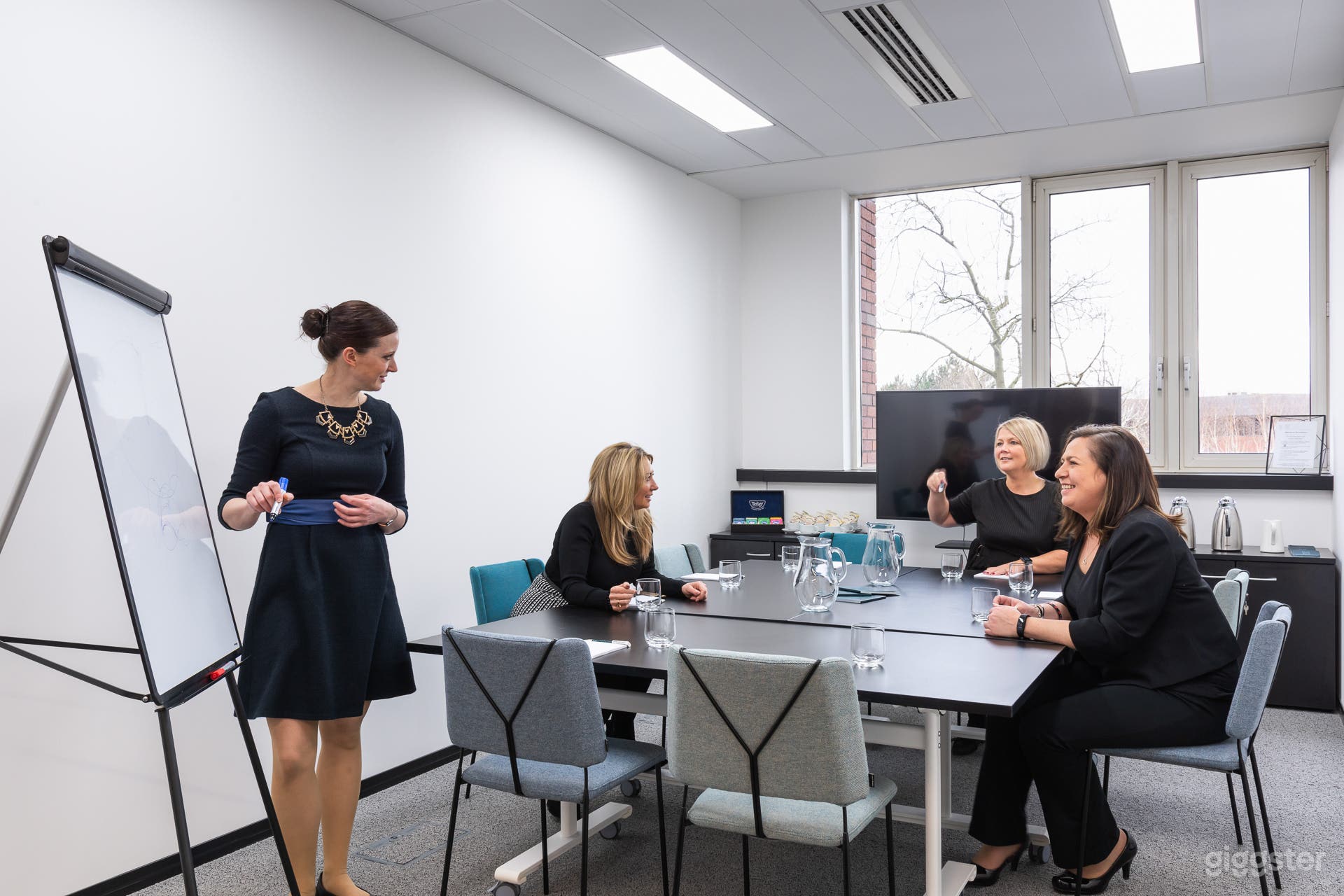 Modern Medium Meeting Room for 8 Persons Photo 2
