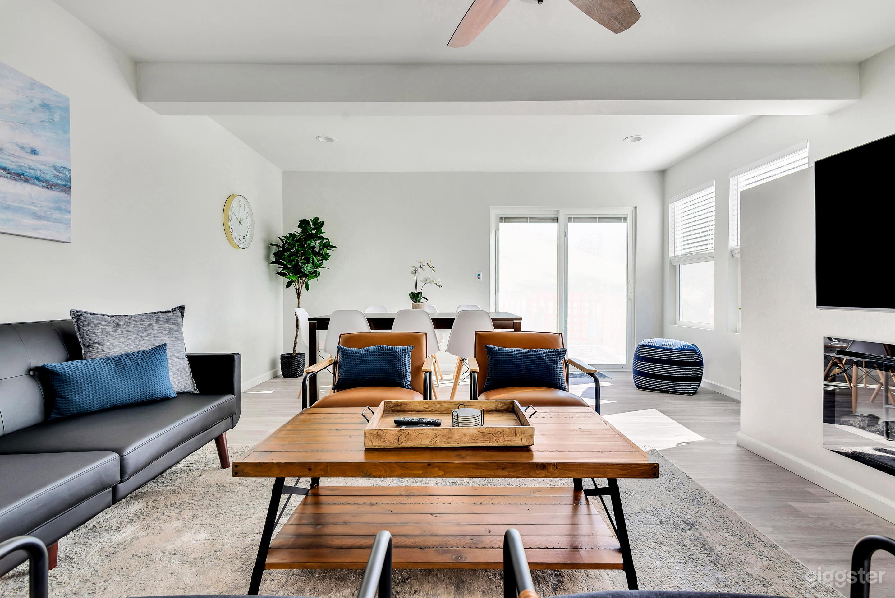 Modern Hillside Retreat - Family Friendly Photo 3