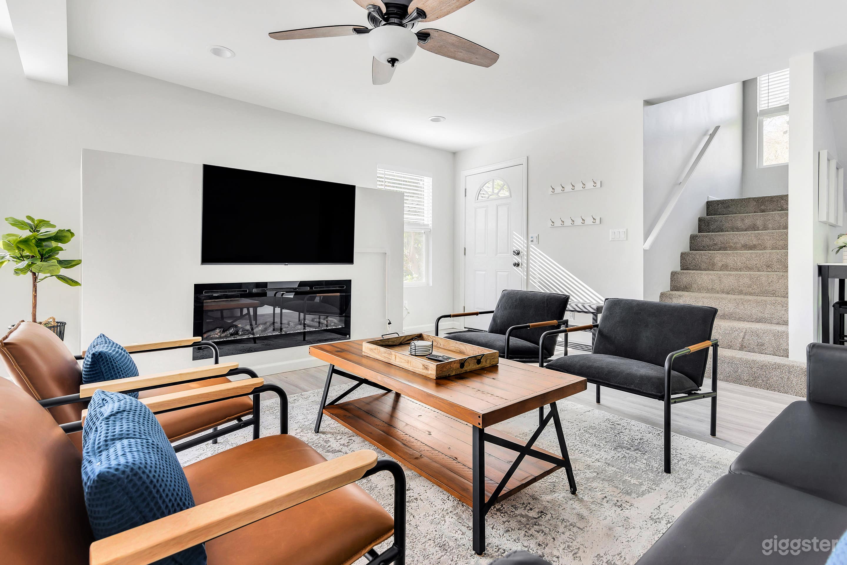 Modern Hillside Retreat - Family Friendly Photo 1