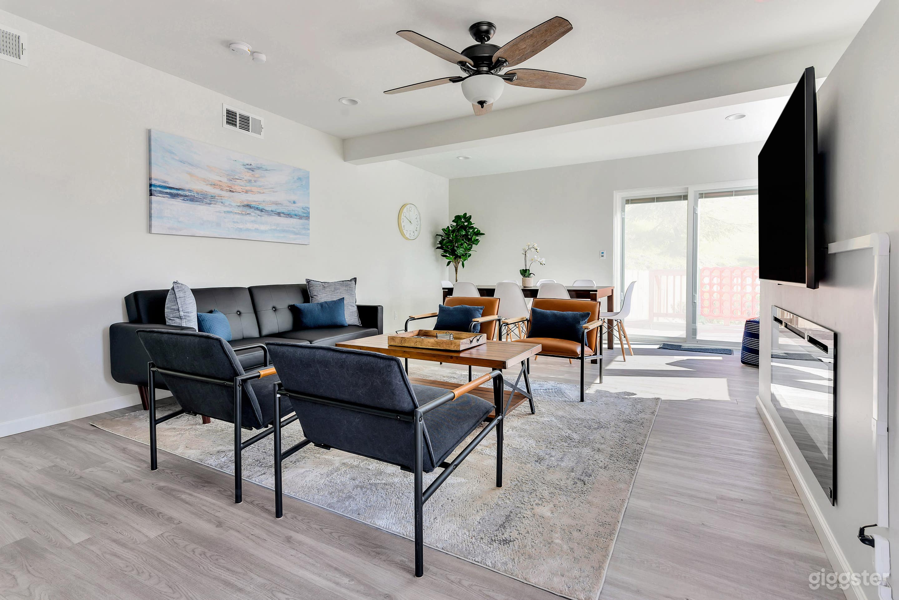 Modern Hillside Retreat - Family Friendly Photo 2