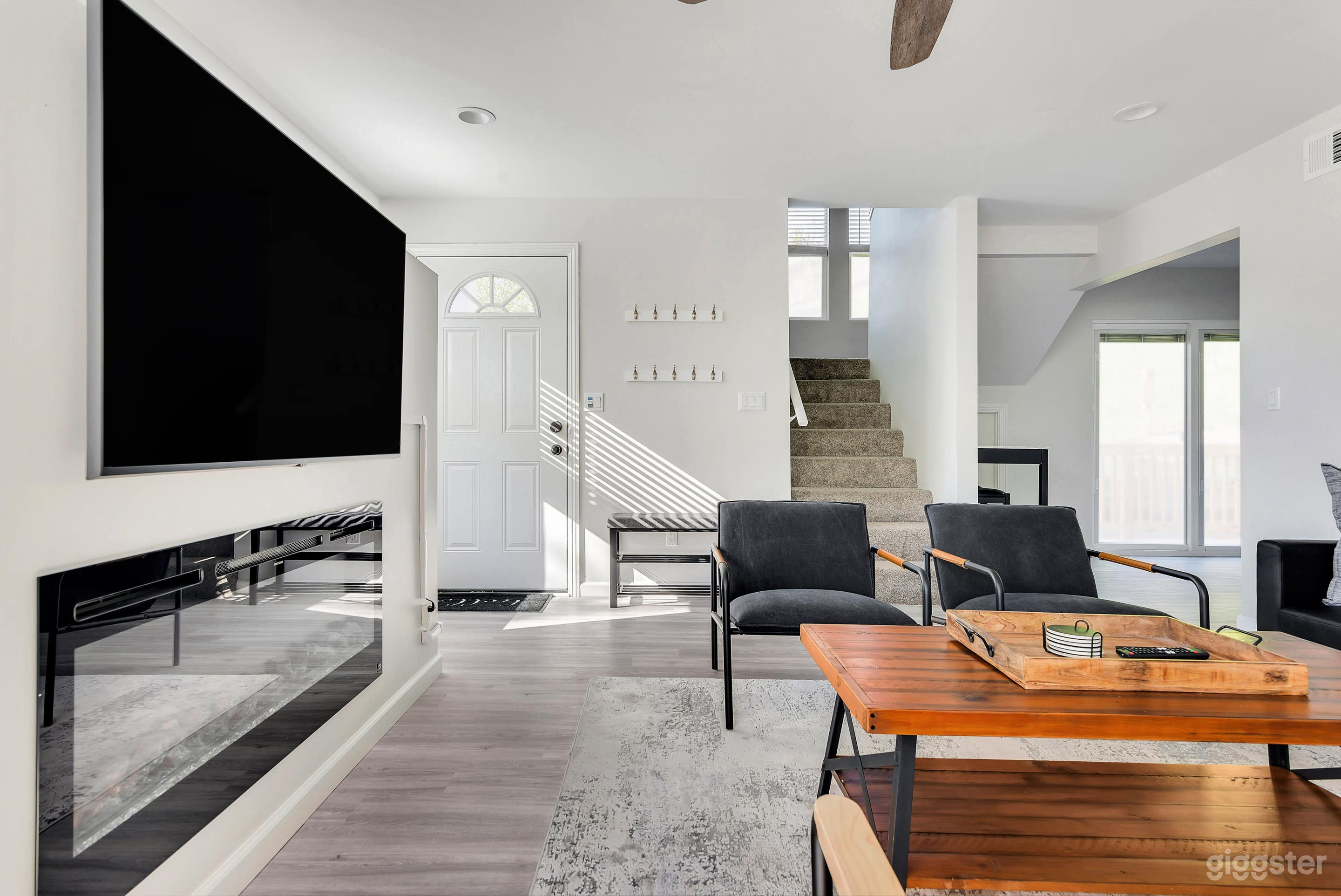 Modern Hillside Retreat - Family Friendly Photo 4