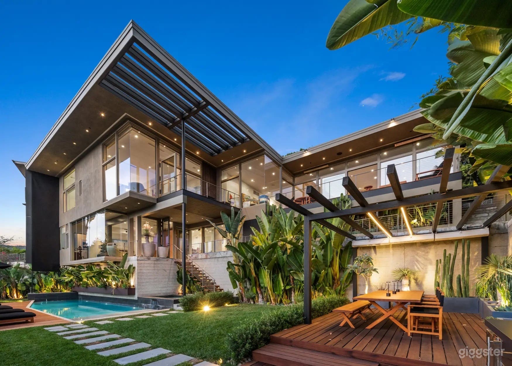 JUNGLE MODERN TROPICAL POOL HIDEAWAY Photo 4