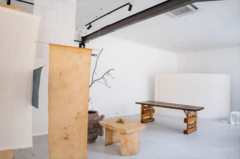  Studio d'Arte in Magazzino Storico con Atmosfera da Galleria Moderna 